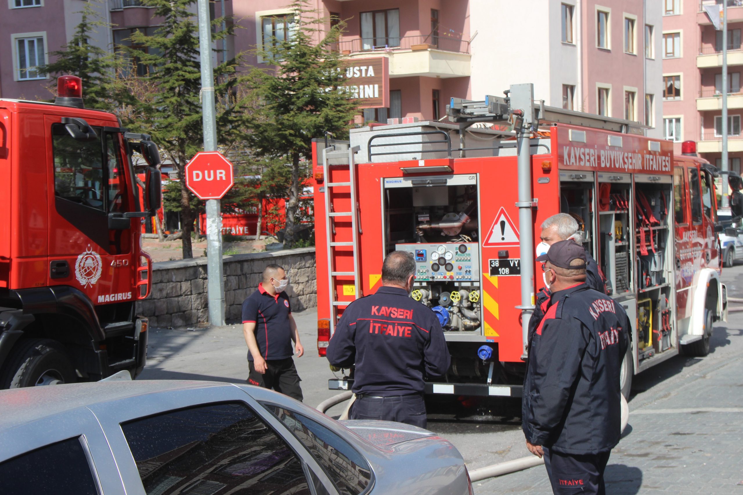 Yangını izlerken sosyal mesafeyi unuttular