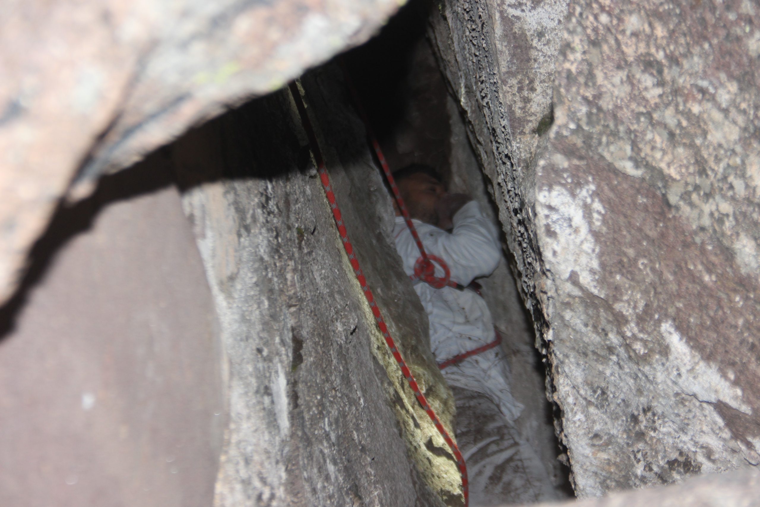 Kayalıklarda 48 saat mahsur kaldı, sesini duyan çoban sayesinde kurtuldu