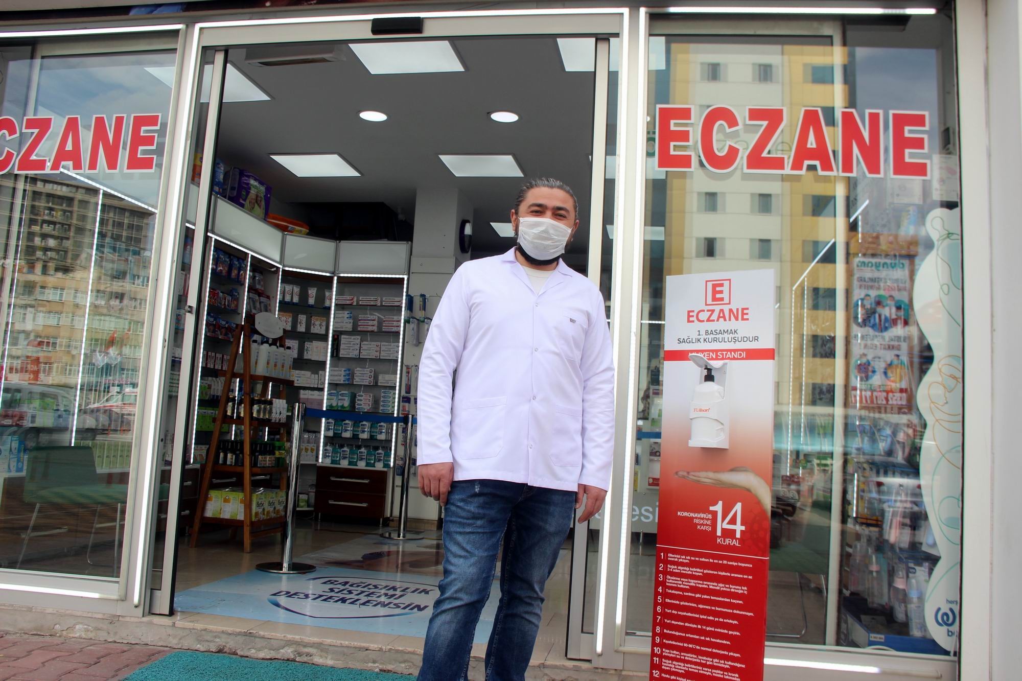 Kayseri’deki eczacılar kendi hijyen stantlarını kendileri üretti