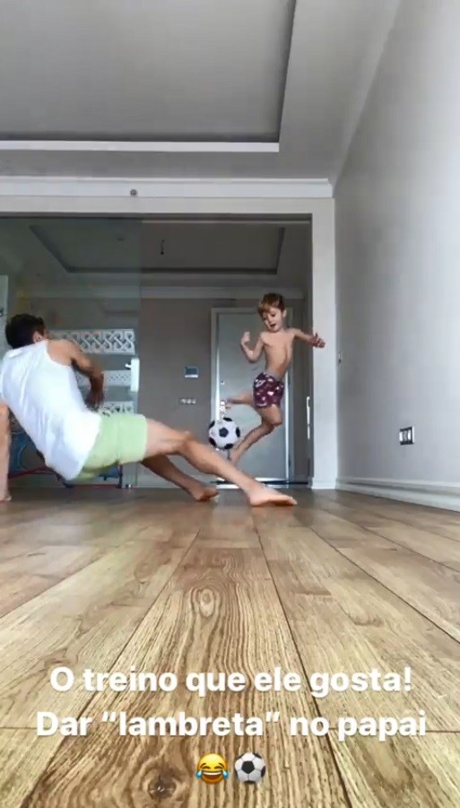 Campanharo oğlundan çalım yedi!