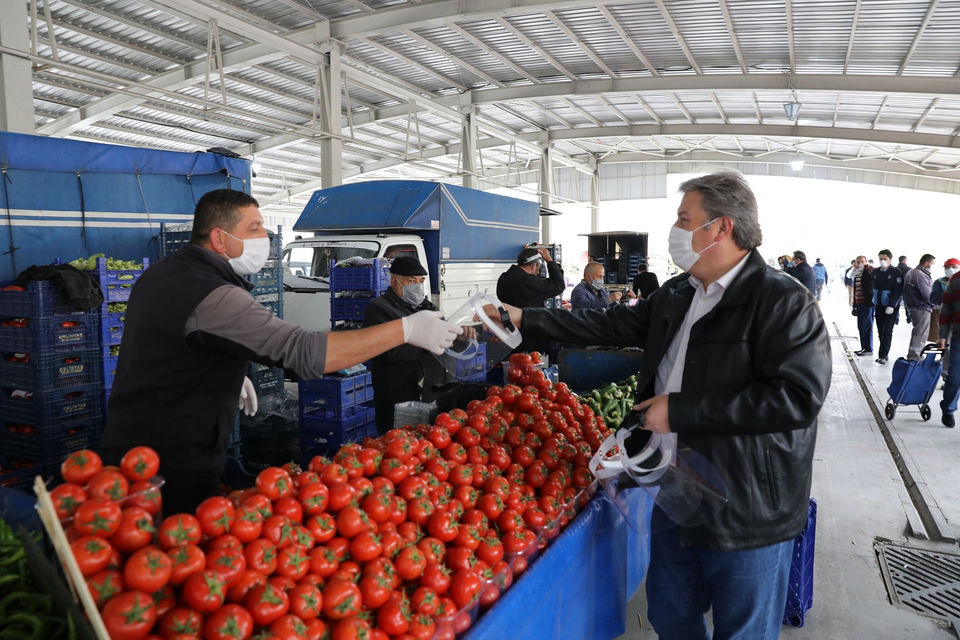 Melikgazi’de esnafa özel siperli maske dağıtıldı