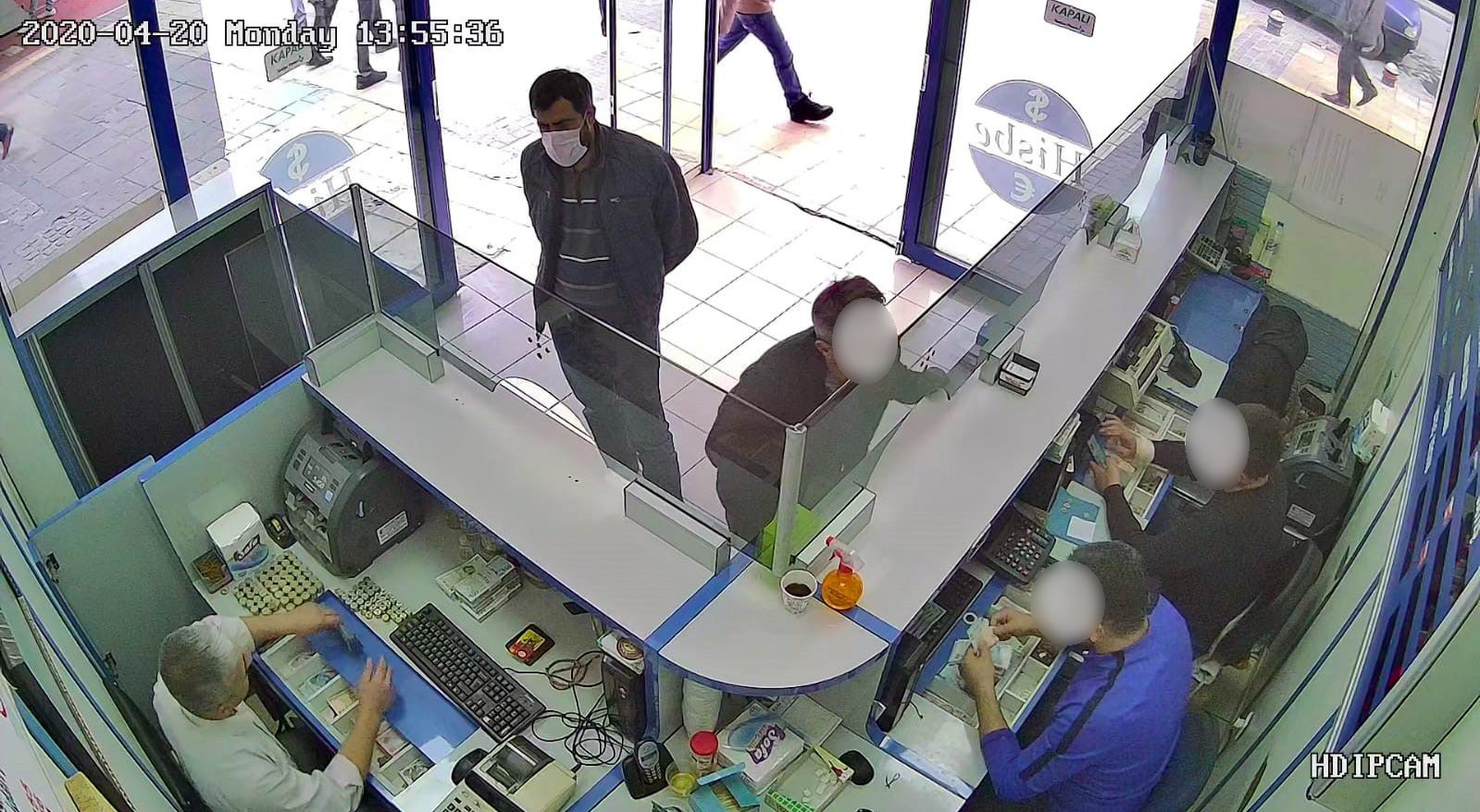 Dolar bozduran müşteriye yanlışlıkla euro parası verdi