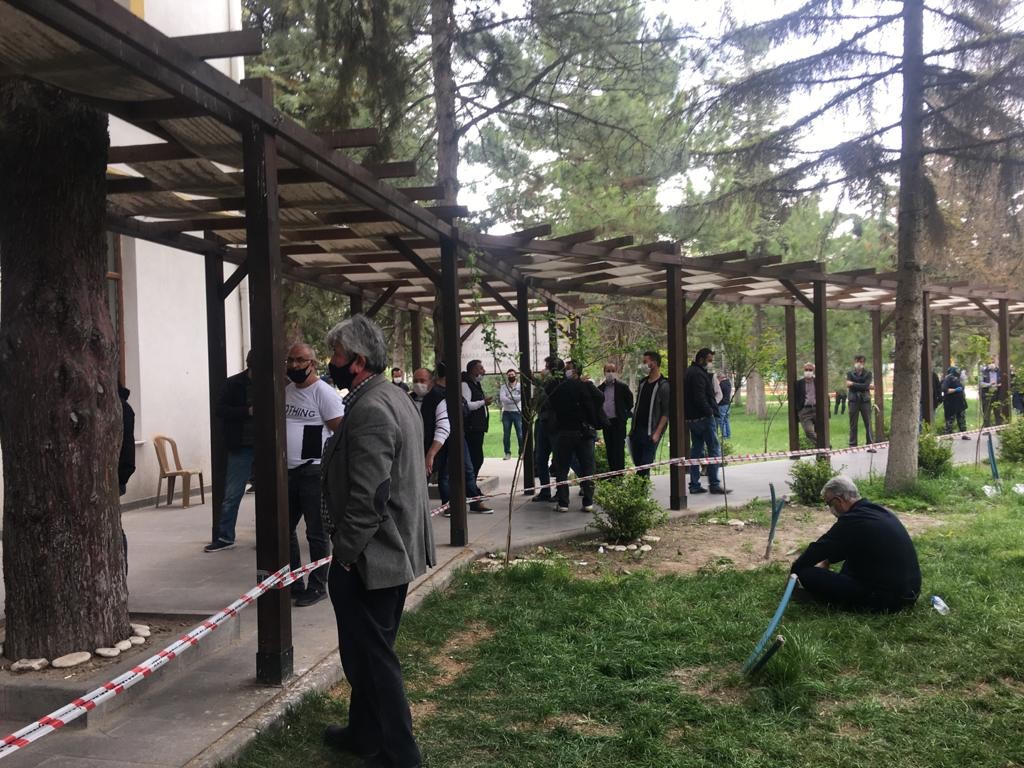 Seyahat izni almak isteyen vatandaşlar, uzun kuyruk oluşturdu