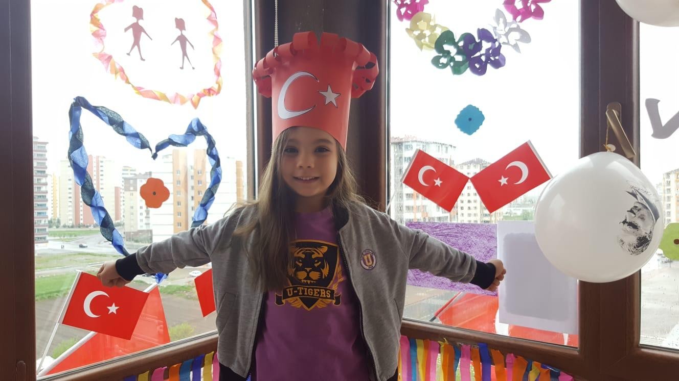 Bakan Selçuk’tan minik Asya’nın 23 Nisan çağrısına destek