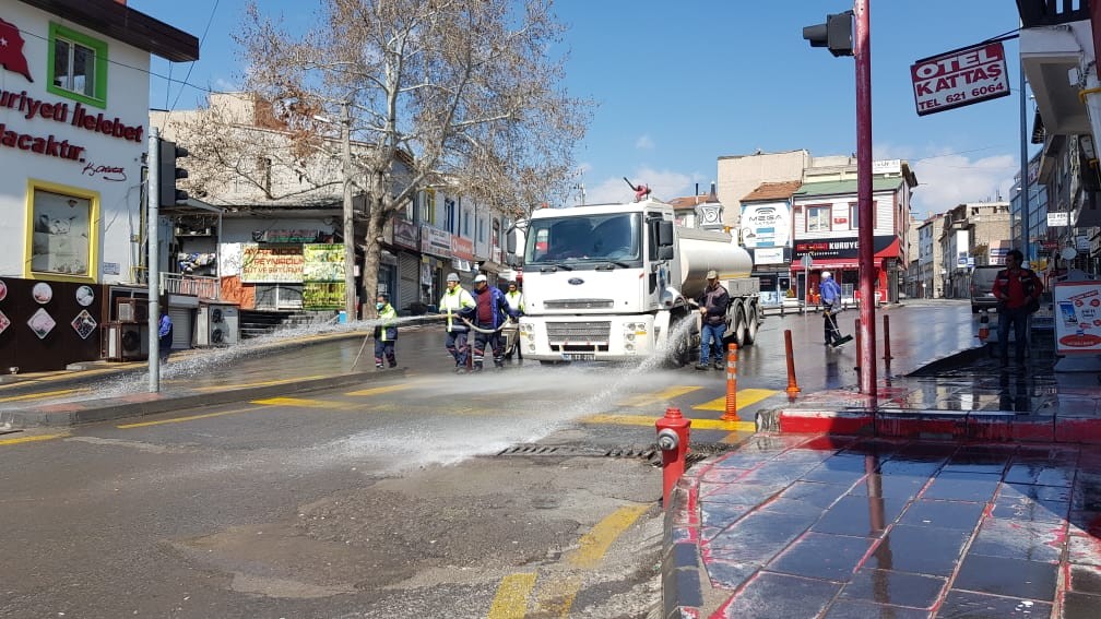 Develi Belediyesi yolları dezenfekte etti