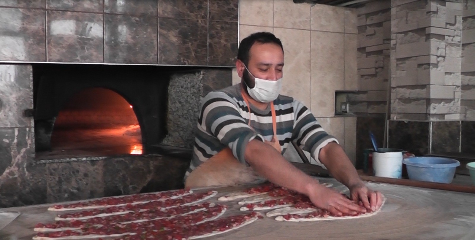 Sokağa çıkamayan vatandaşlar ekmeklerini sipariş yoluyla aldı