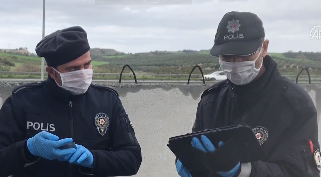 Yasağa uymayan gençler ve polis arasında kovalamaca yaşandı