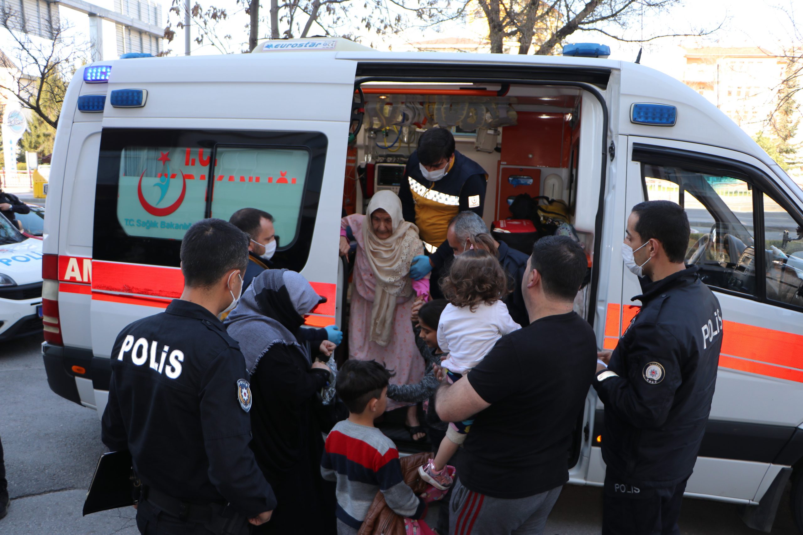 Ocakta unutulan yağ parladı, mutfak yandı