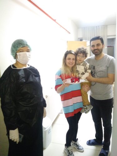 Karantinadaki çiftin evlilik yıldönümünü görevliler kutladı