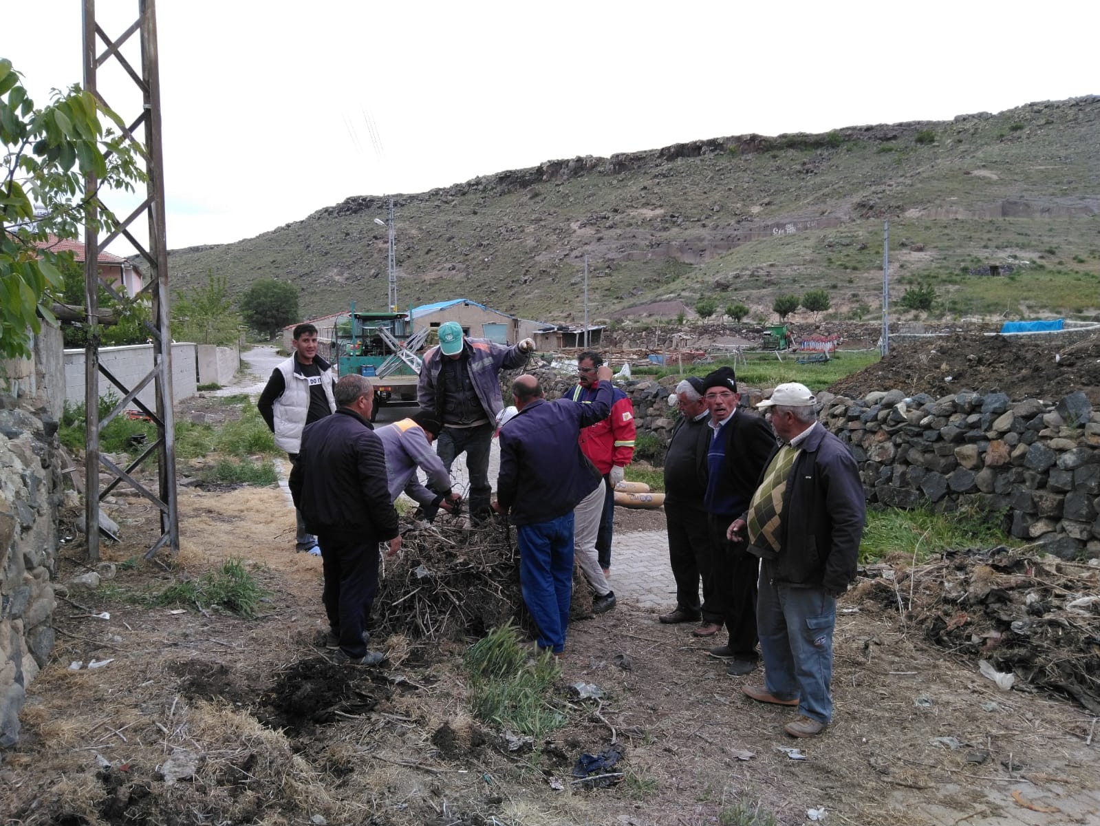 Yuvası yıkılan leyleklere mahalleli yeni yuva kurdu