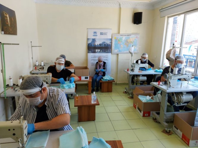 Afgan sığınmacılar gönüllü olarak maske üretiyor