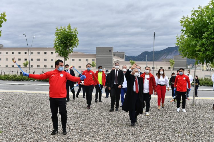 Başkan Büyükkılıç, Spor A.Ş. ile birlikte hastalara moral verdi