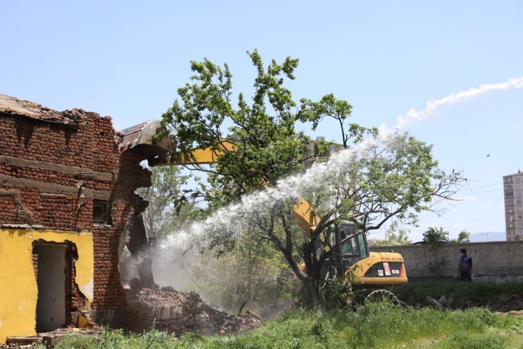 Melikgazi metruk binalardan temizleniyor