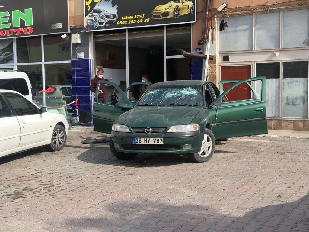 İş yerinde tartıştığı adama 10 el ateş eden şahıs, olay yerinden kaçtı