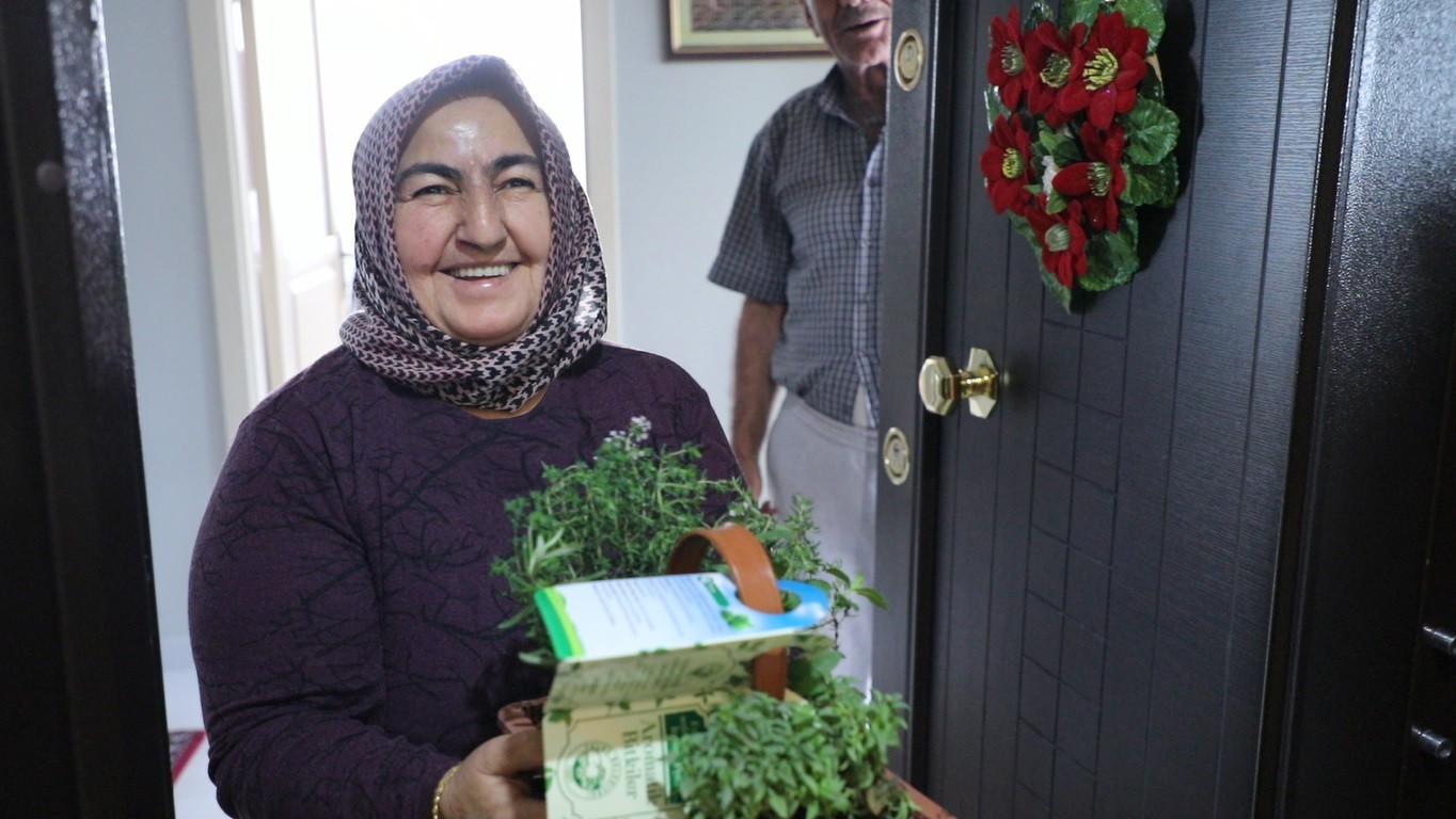 Talas Belediyesi’nden 65 üstü vatandaşlara aromatik bitkiler sepeti