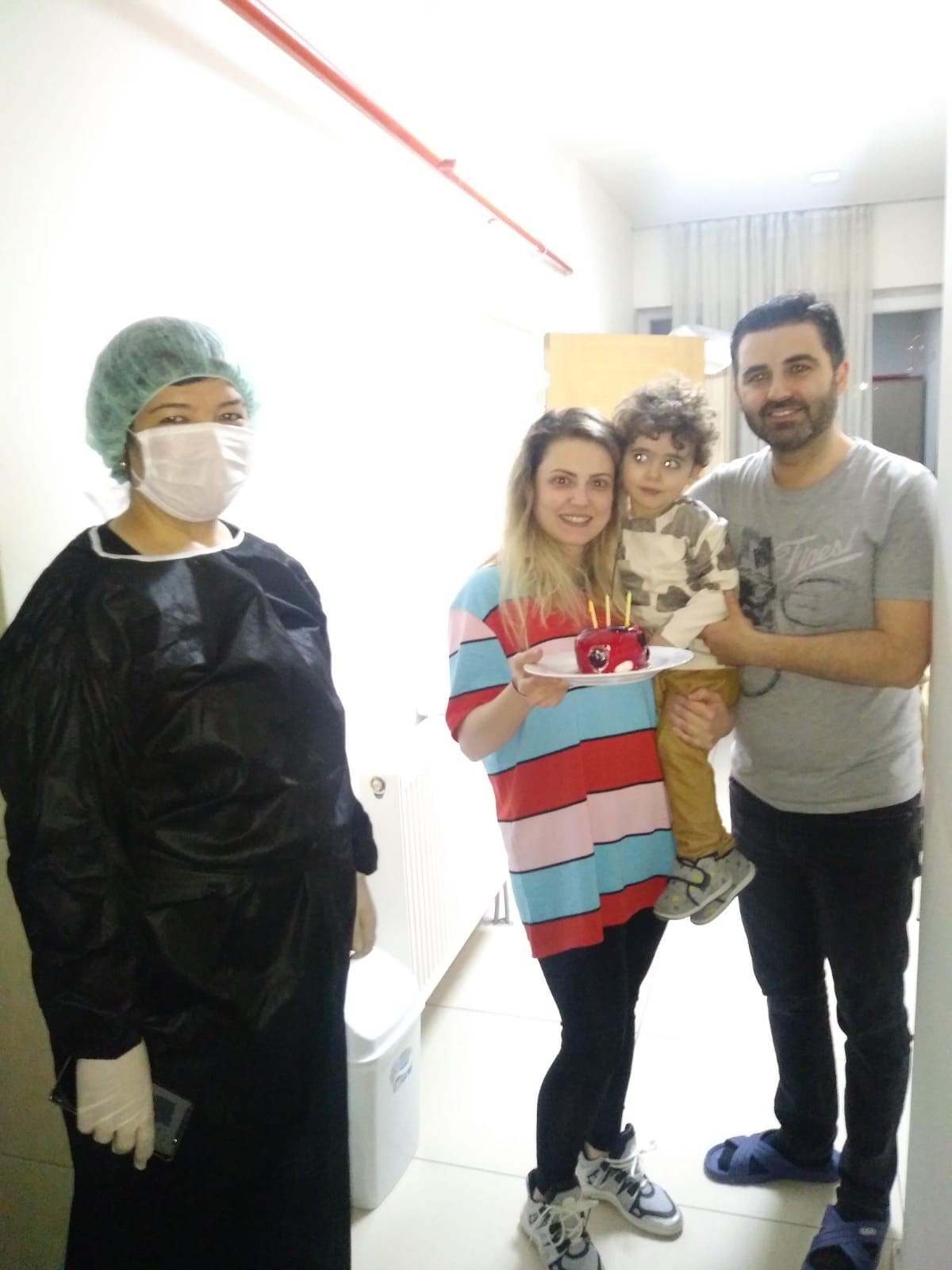 Karantinadaki çiftin evlilik yıldönümünü görevliler kutladı