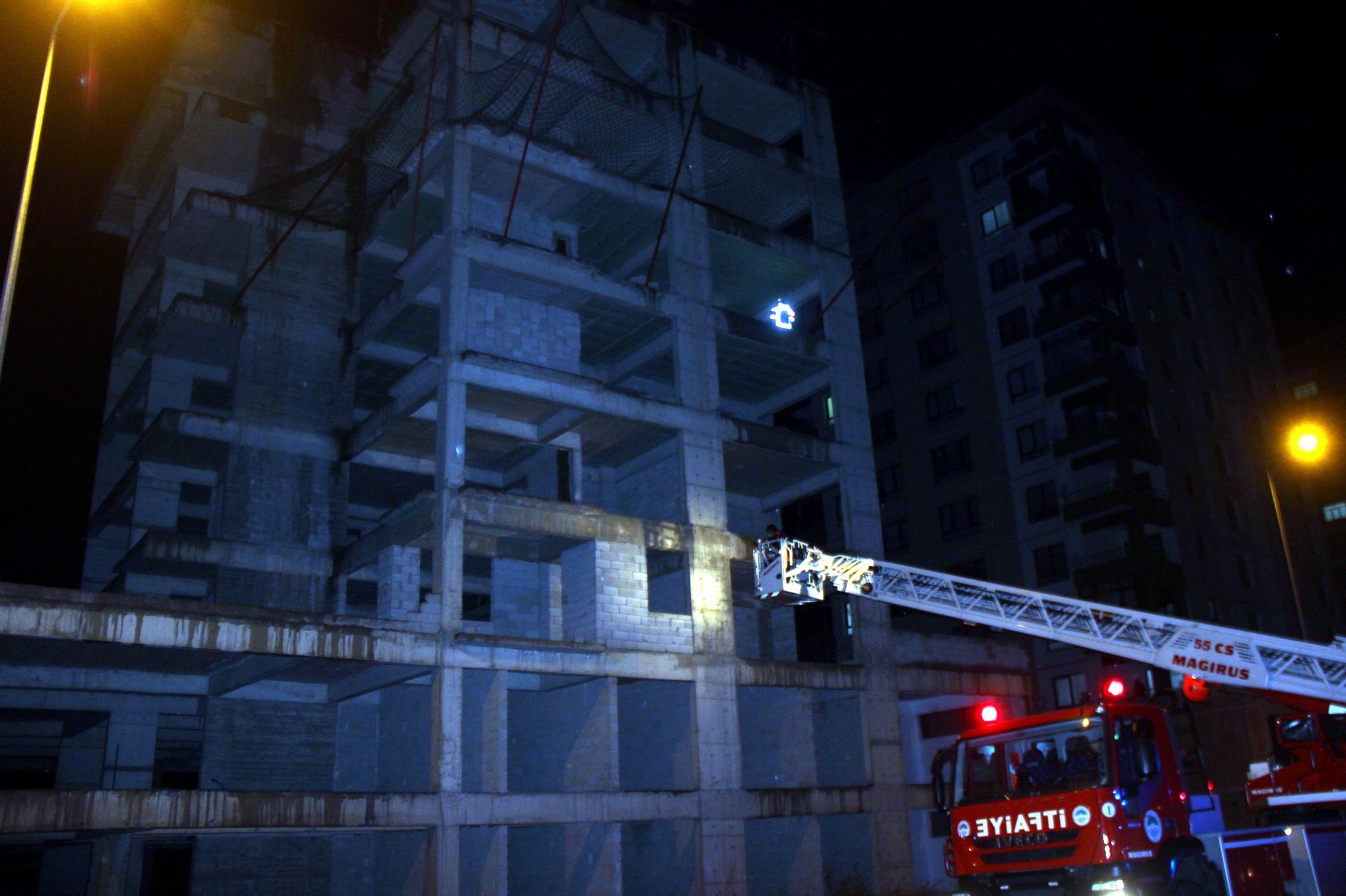 İnşaatın çatısına çıktığı söylenen şahıs ekipleri harekete geçirdi