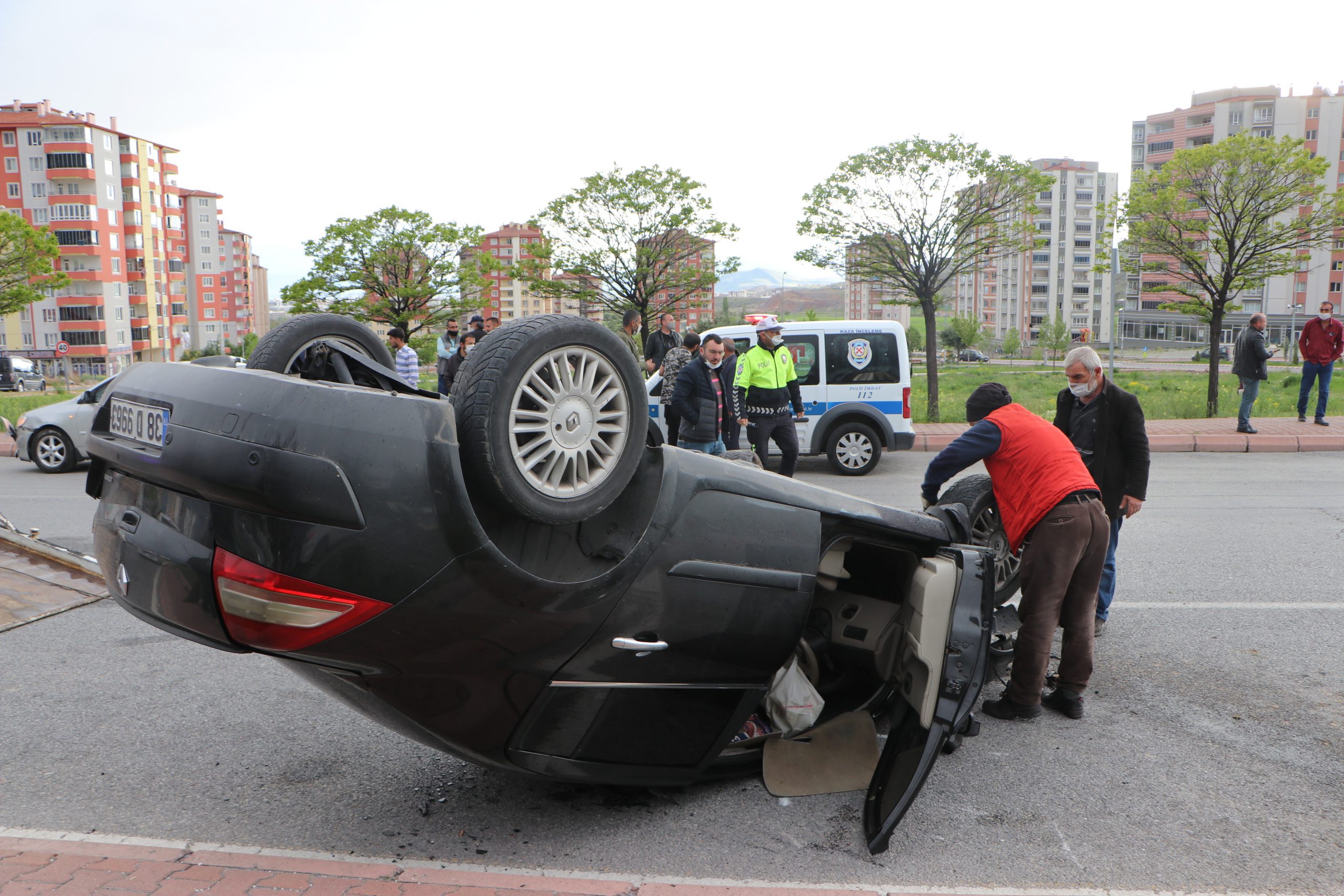 Refüjdeki ağaca çarpan otomobil takla attı: 3 yaralı