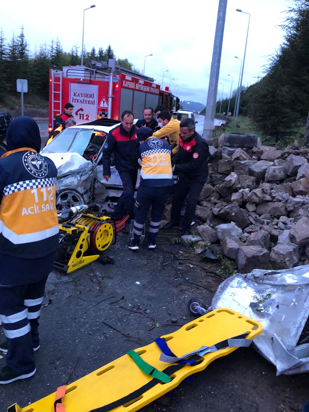 İstinat duvarına çarpan araç hurdaya döndü: 1 ölü, 2 yaralı