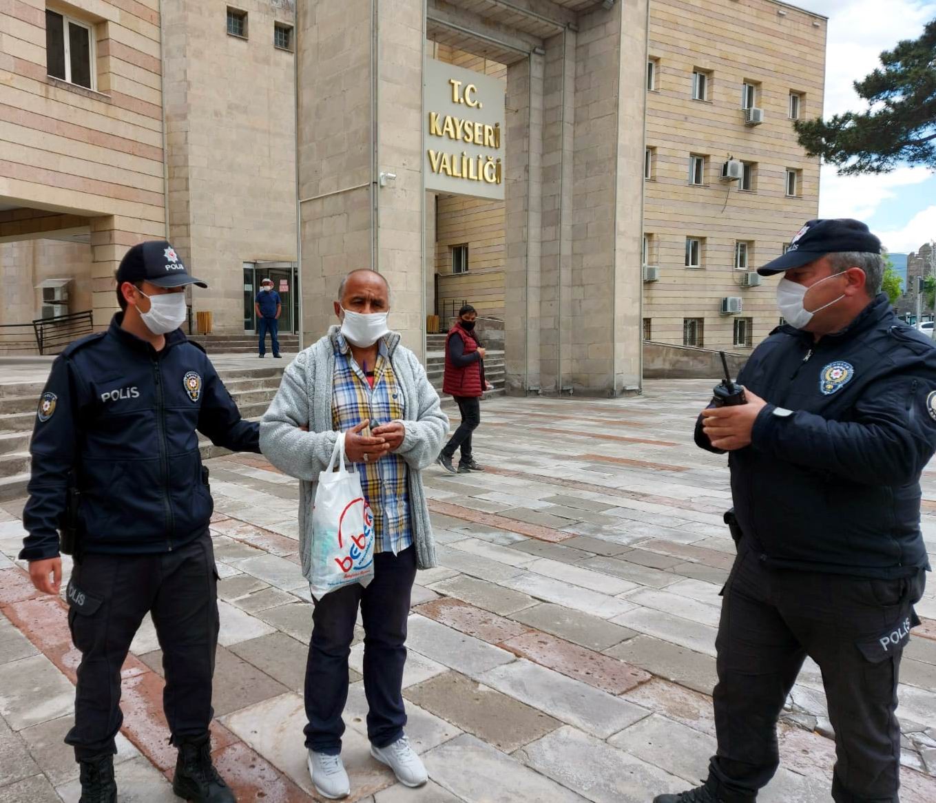 Kayseri Valiliği önünde ‘İntihar’ ihbarı polis ekiplerini harekete geçirdi