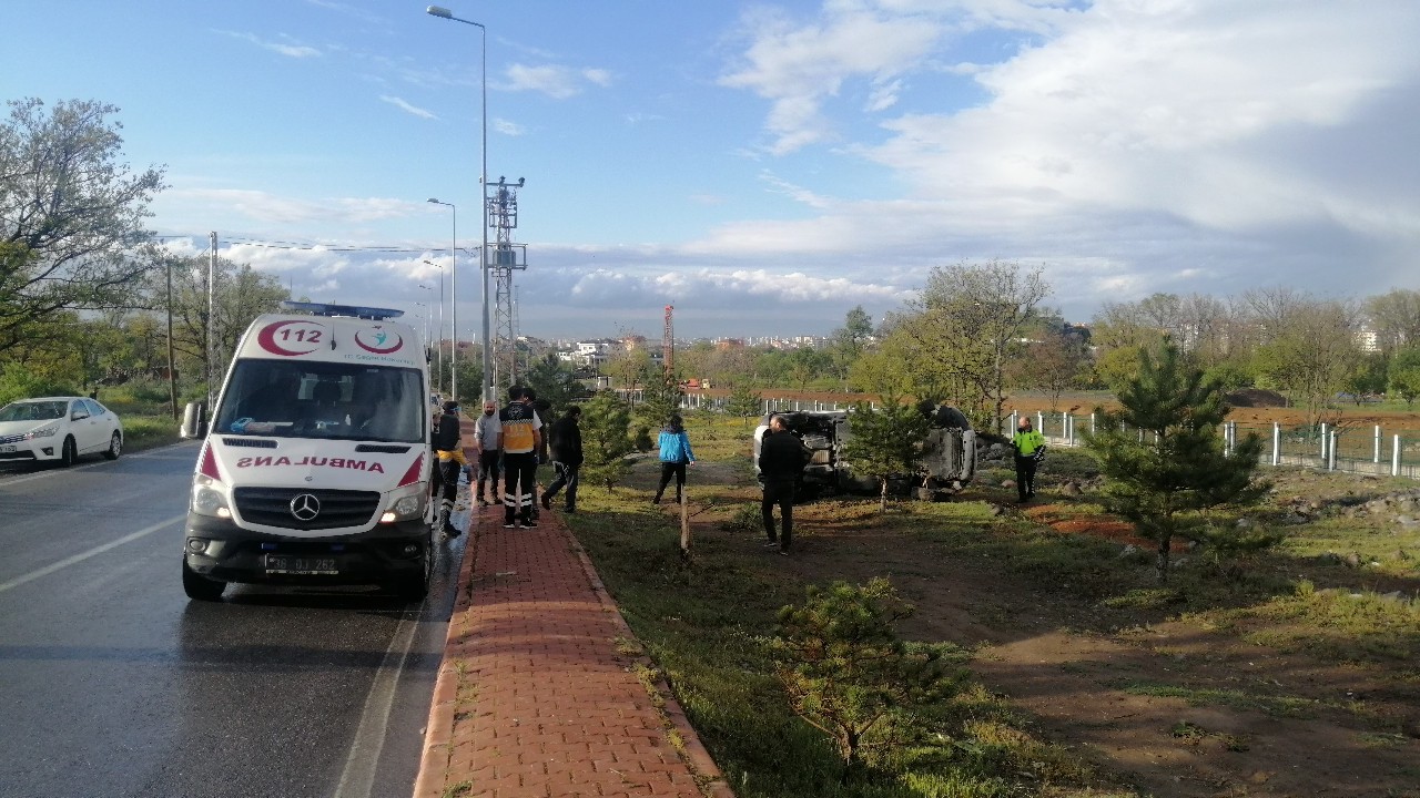Otomobil yan yattı, sürücü yara almadan kurtuldu