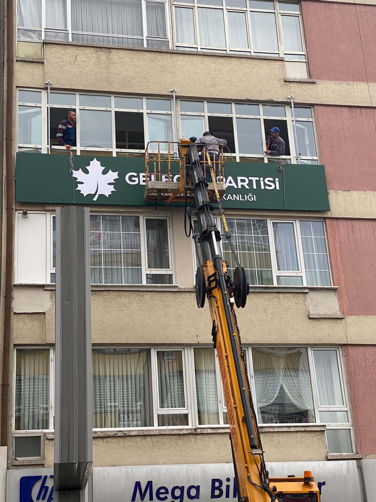 Gelecek Partisi’nin tabelası takıldı