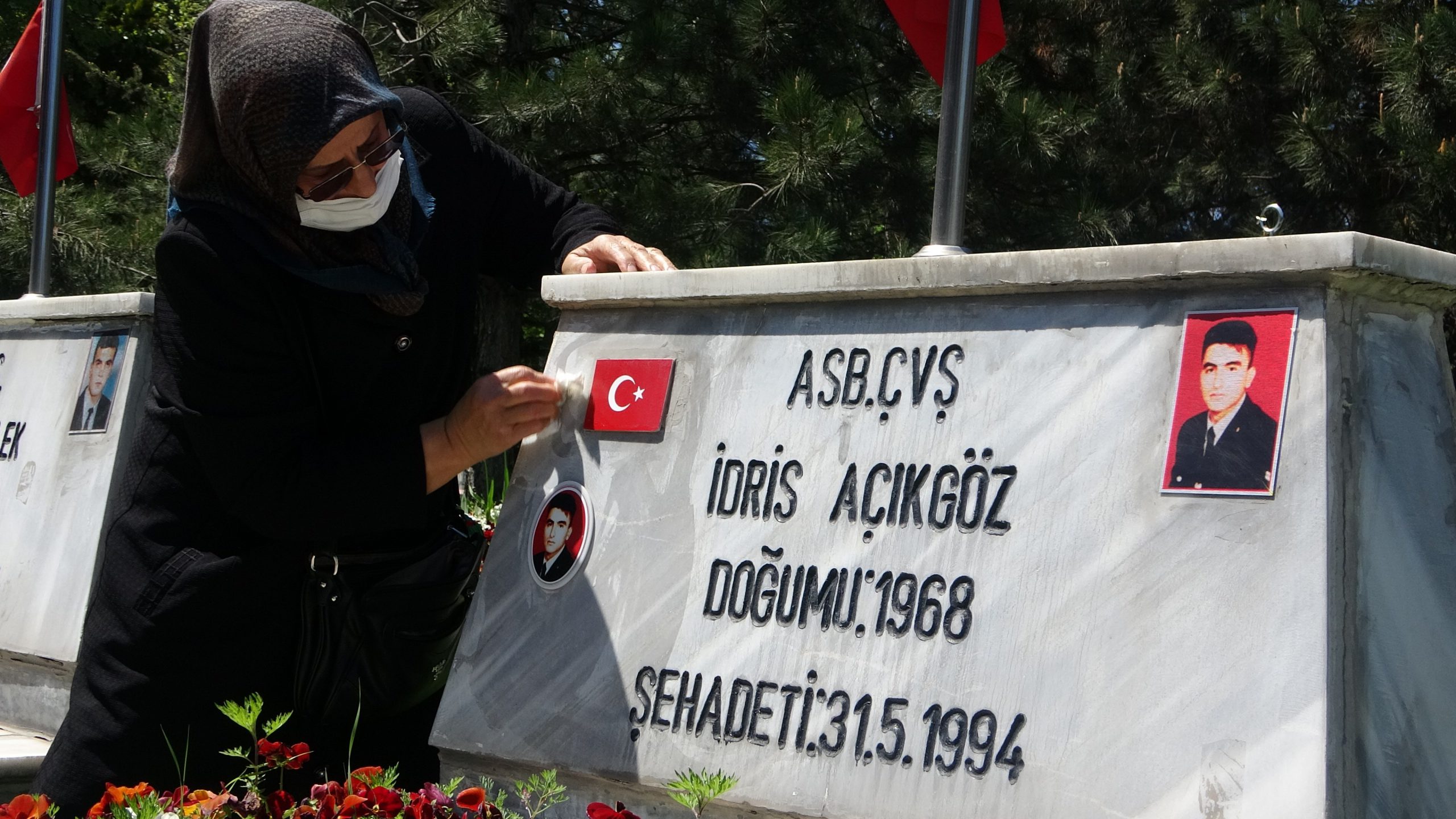 Herkes annesine, o evladına koştu