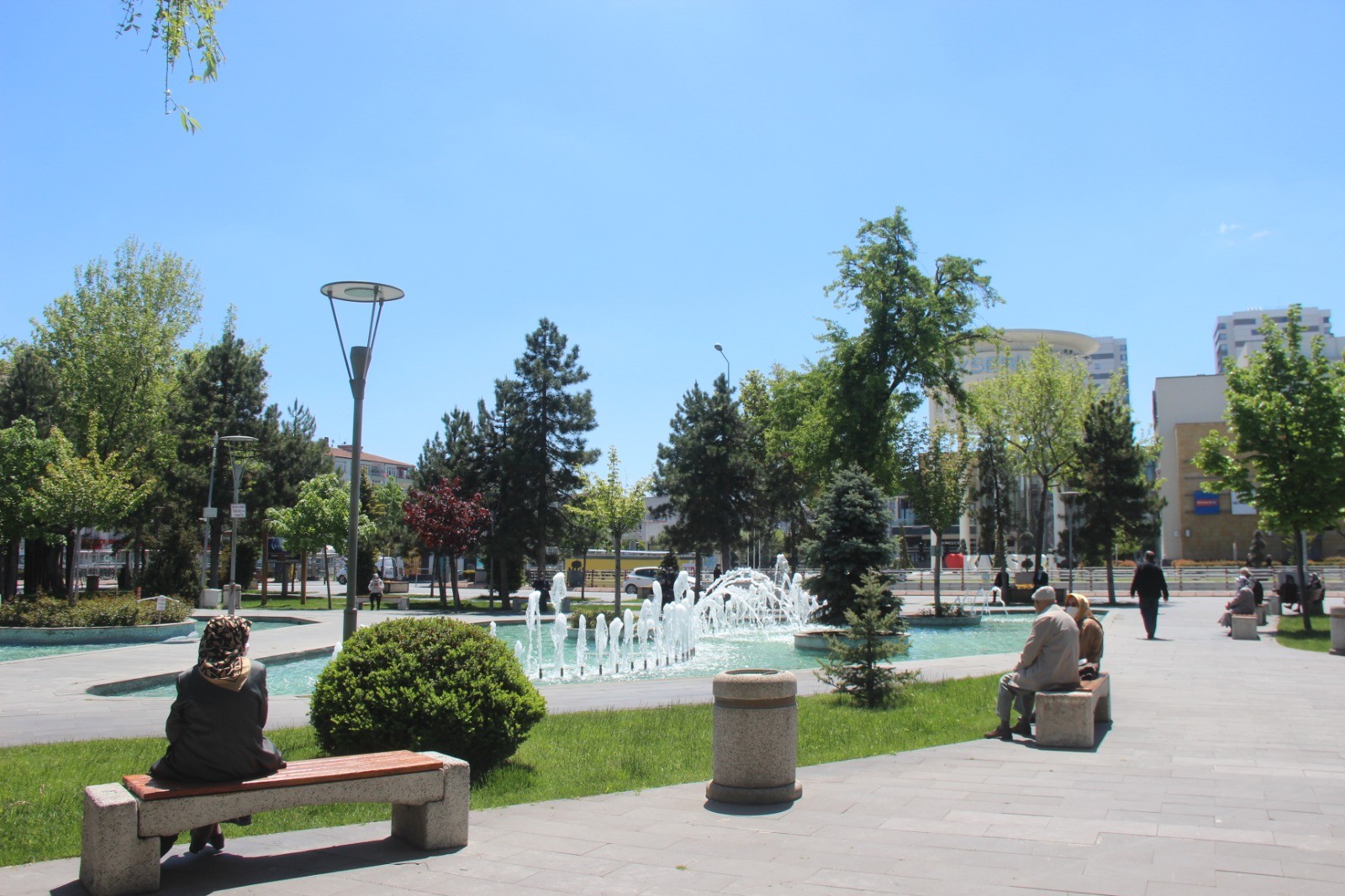 65 yaş üstü vatandaşlar 3 saatlik izin ile parklara akın etti