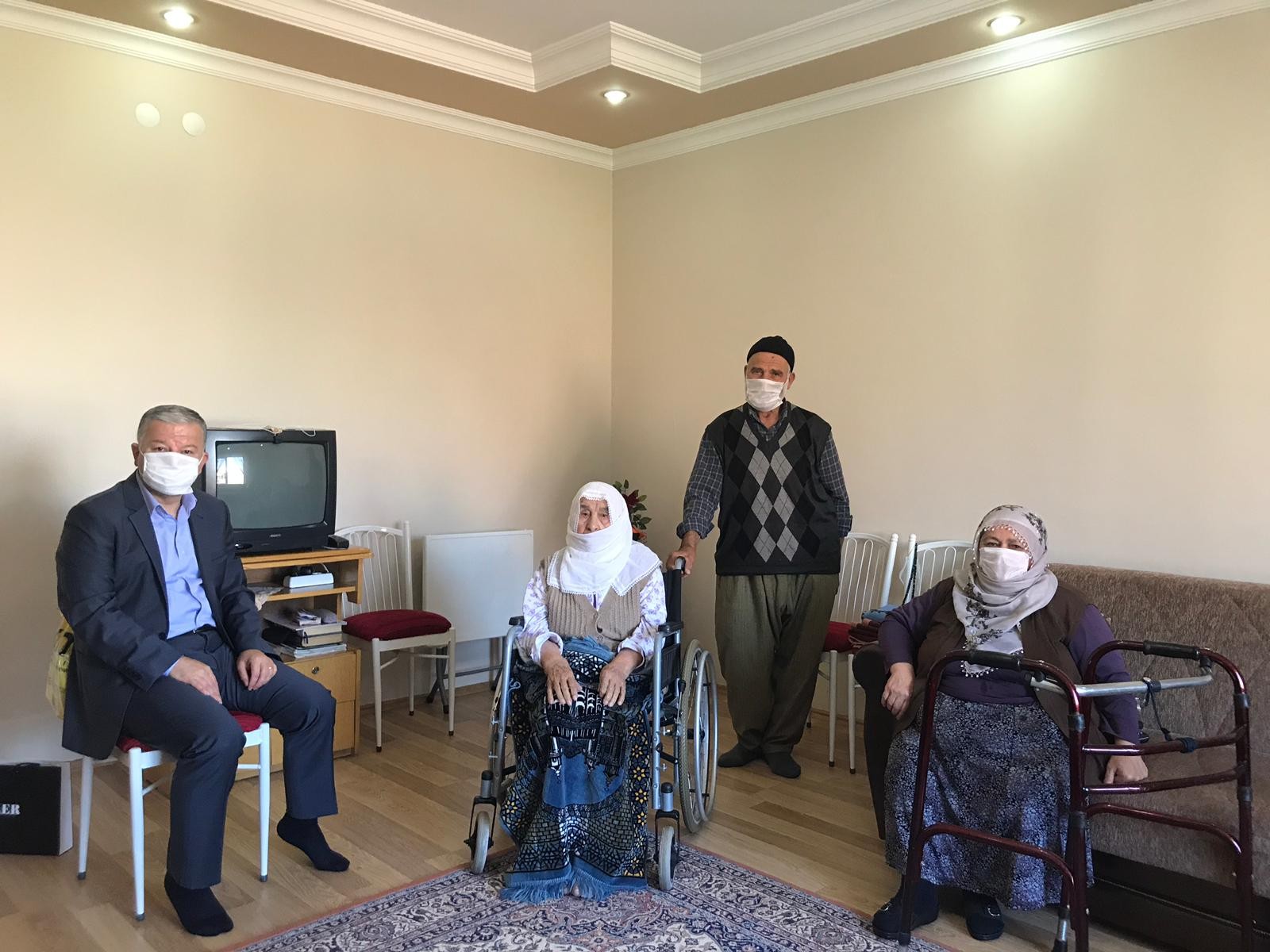 Kaymakam Duru ilçedeki 11 asırlık çınarın Anneler Günü’nü kutladı