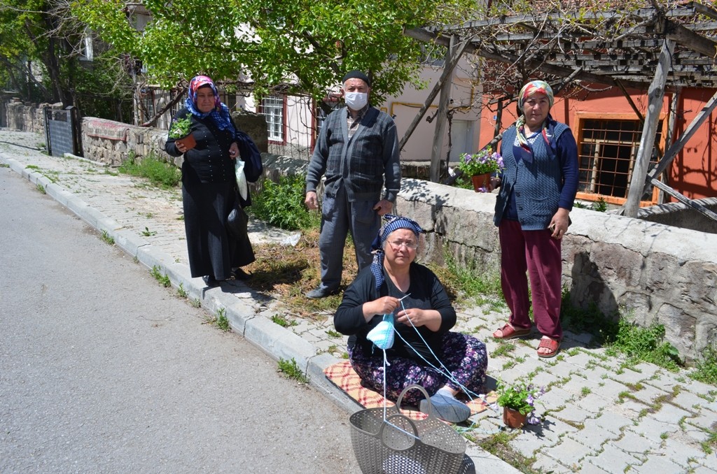Bünyan’da annelere çiçekli karşılama