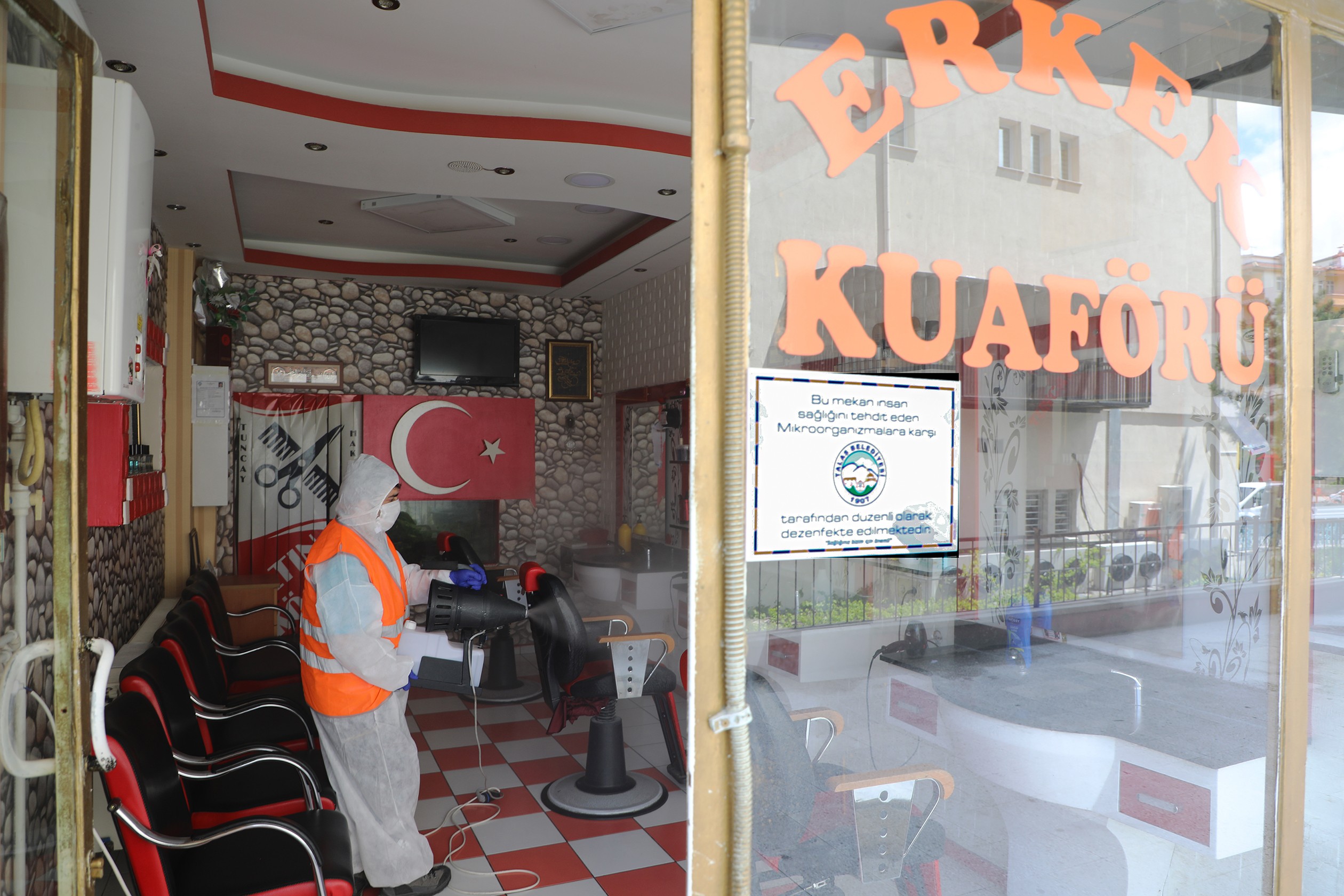 Talas’ta berber ve kuaförler açılışa hazırlandı