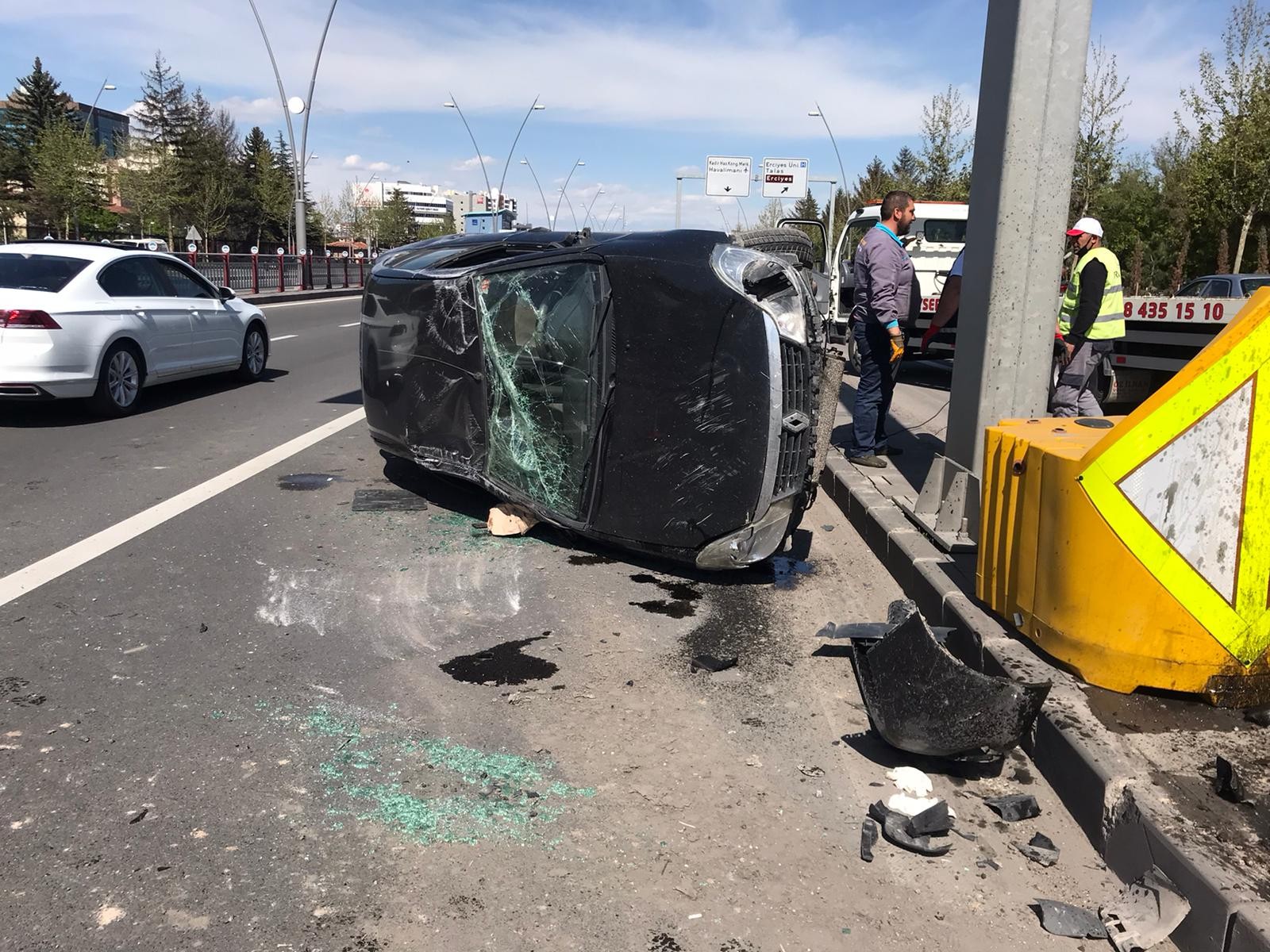 Refüje çarpan otomobil ters döndü: 3 yaralı