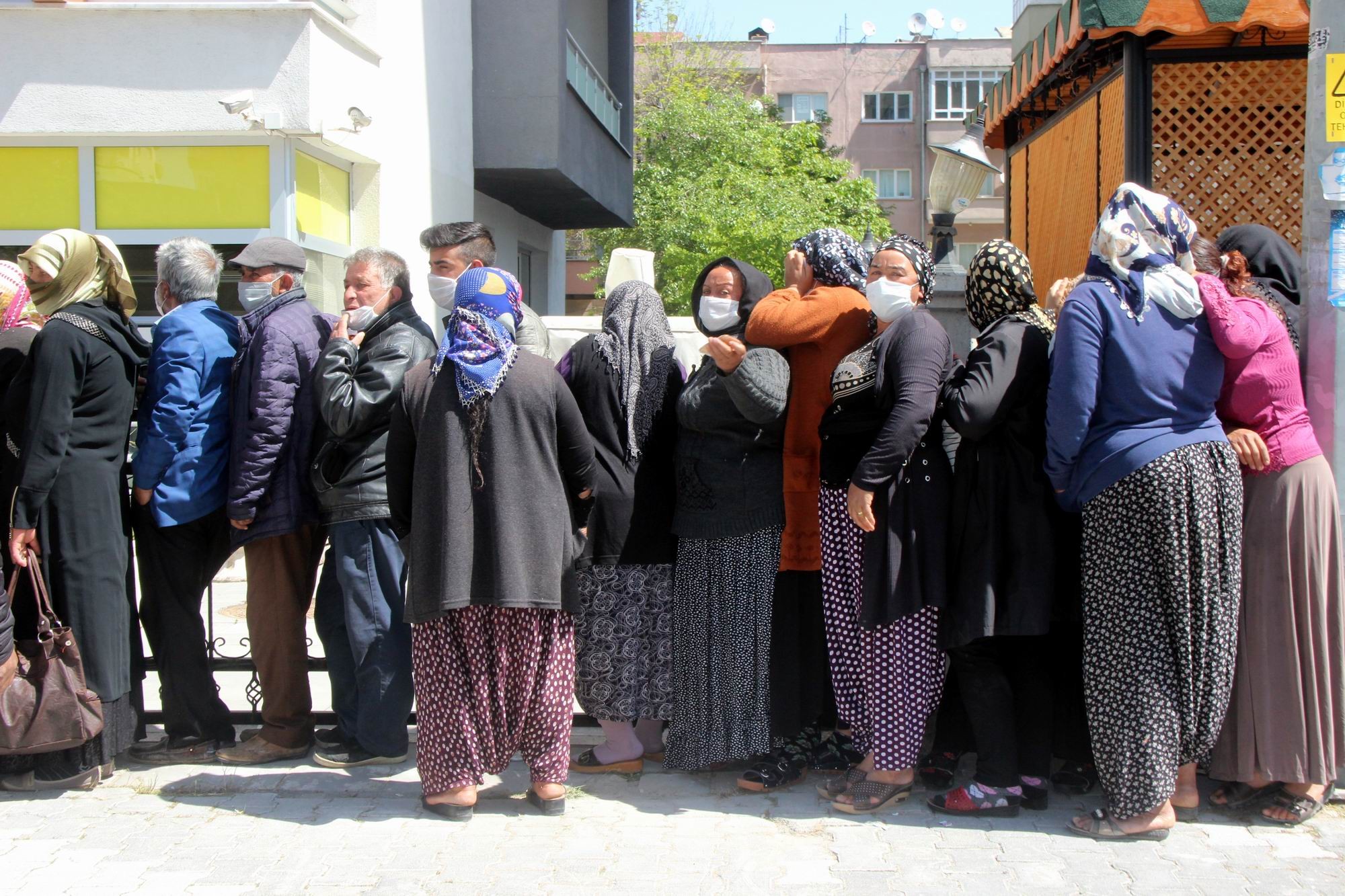 İaşe dağıtımında sosyal mesafe dinlemediler