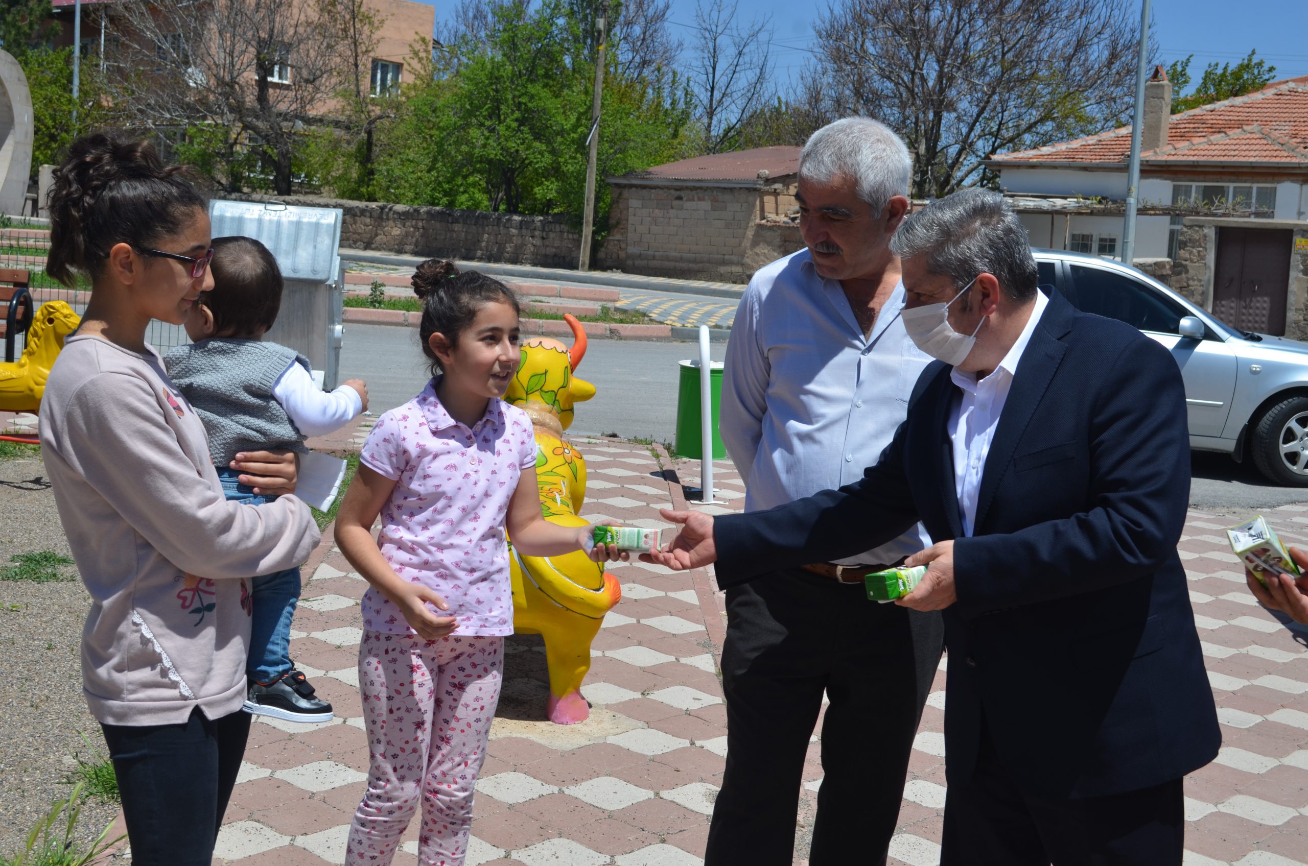 Parklara akın eden çocukları Başkan Özkan Altun karşıladı