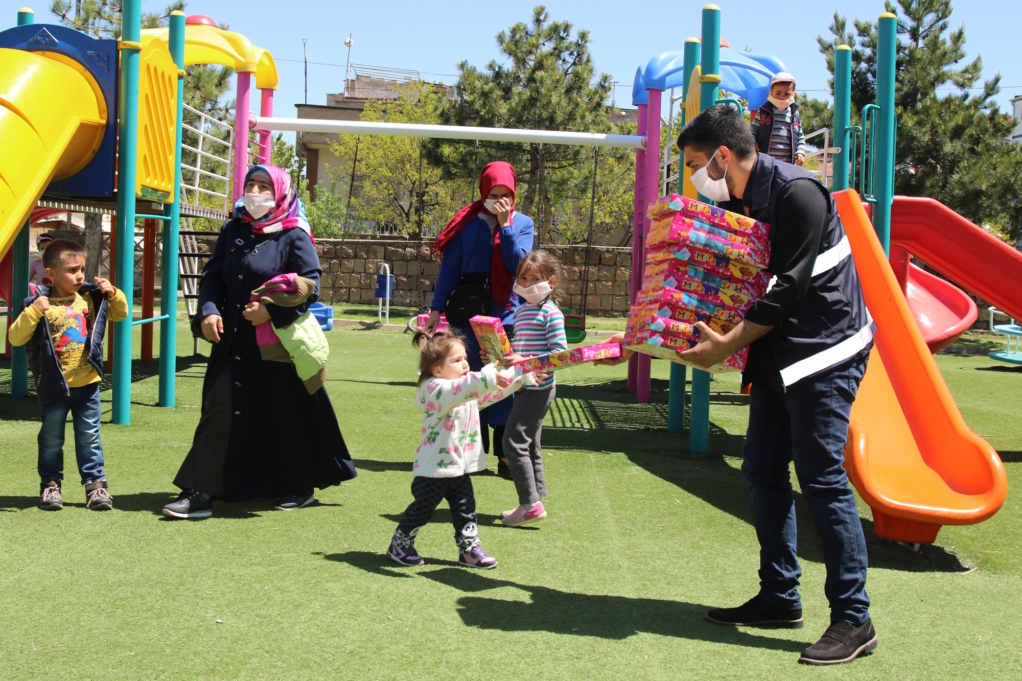 Başkan Özdoğan çocukları sevindirdi