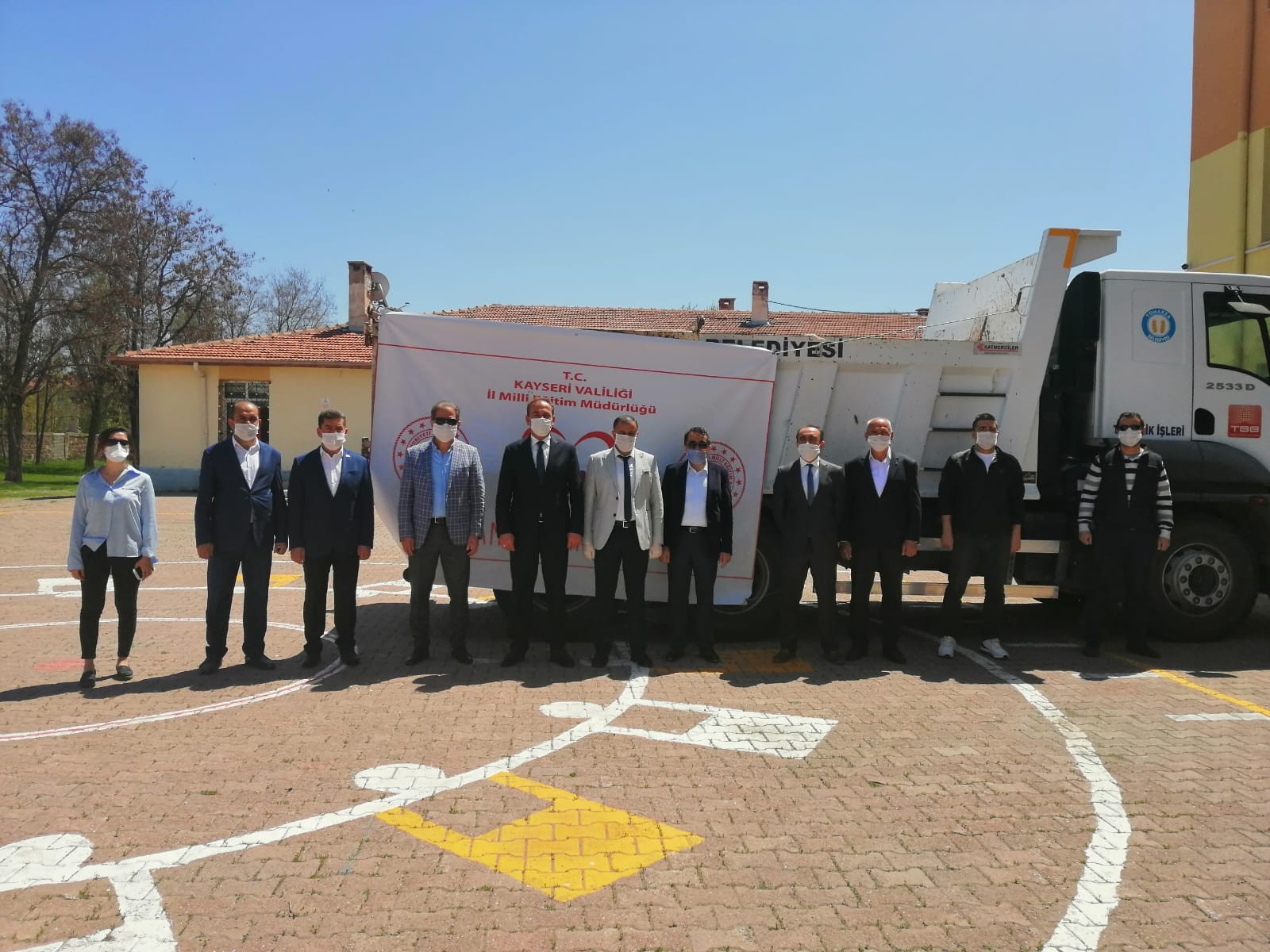 Milli Eğitim Müdürlüğü Tomarza’da 200 çuval un dağıttı