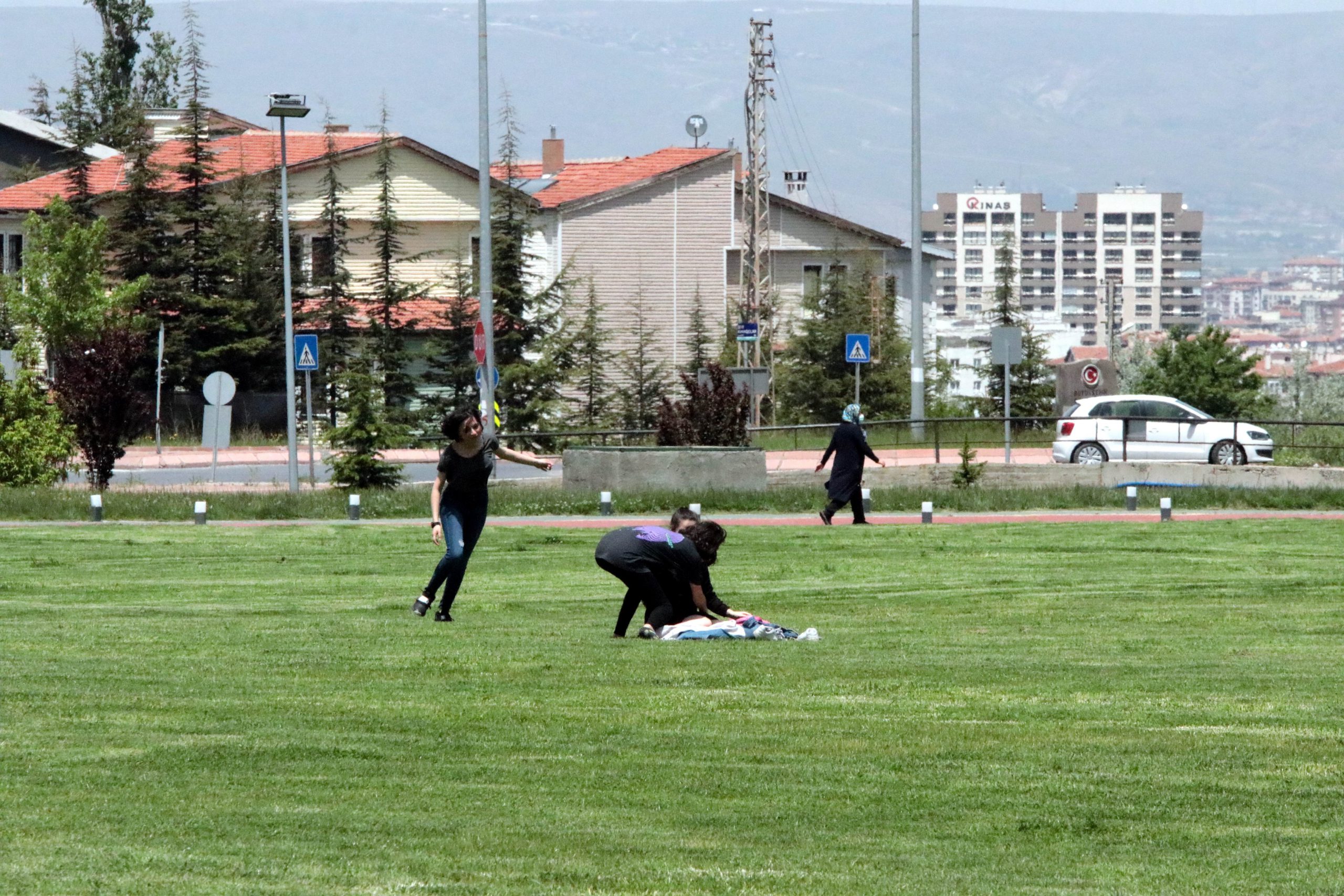 42 gün sonra evden çıkan gençler, gönüllerince eğlendi