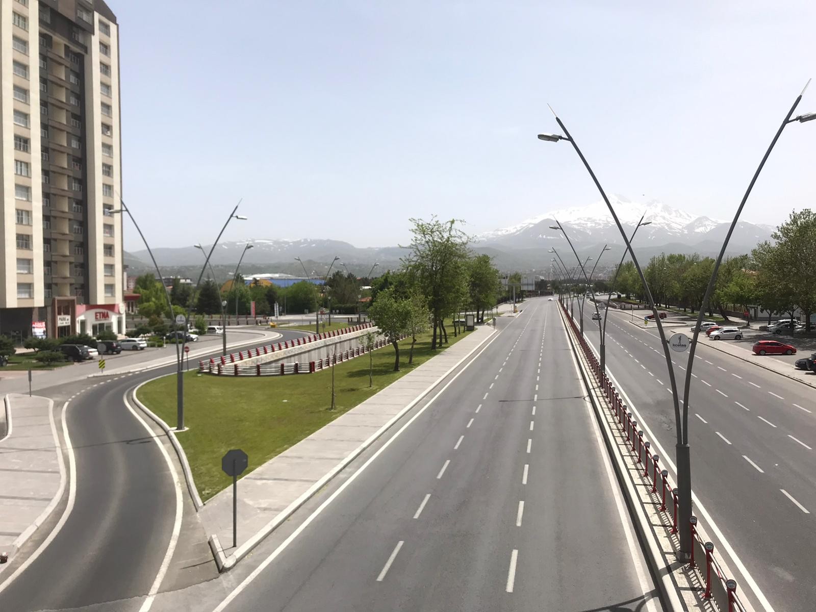 Kısıtlamanın ilk günü Kayseri’de caddeler boş kaldı