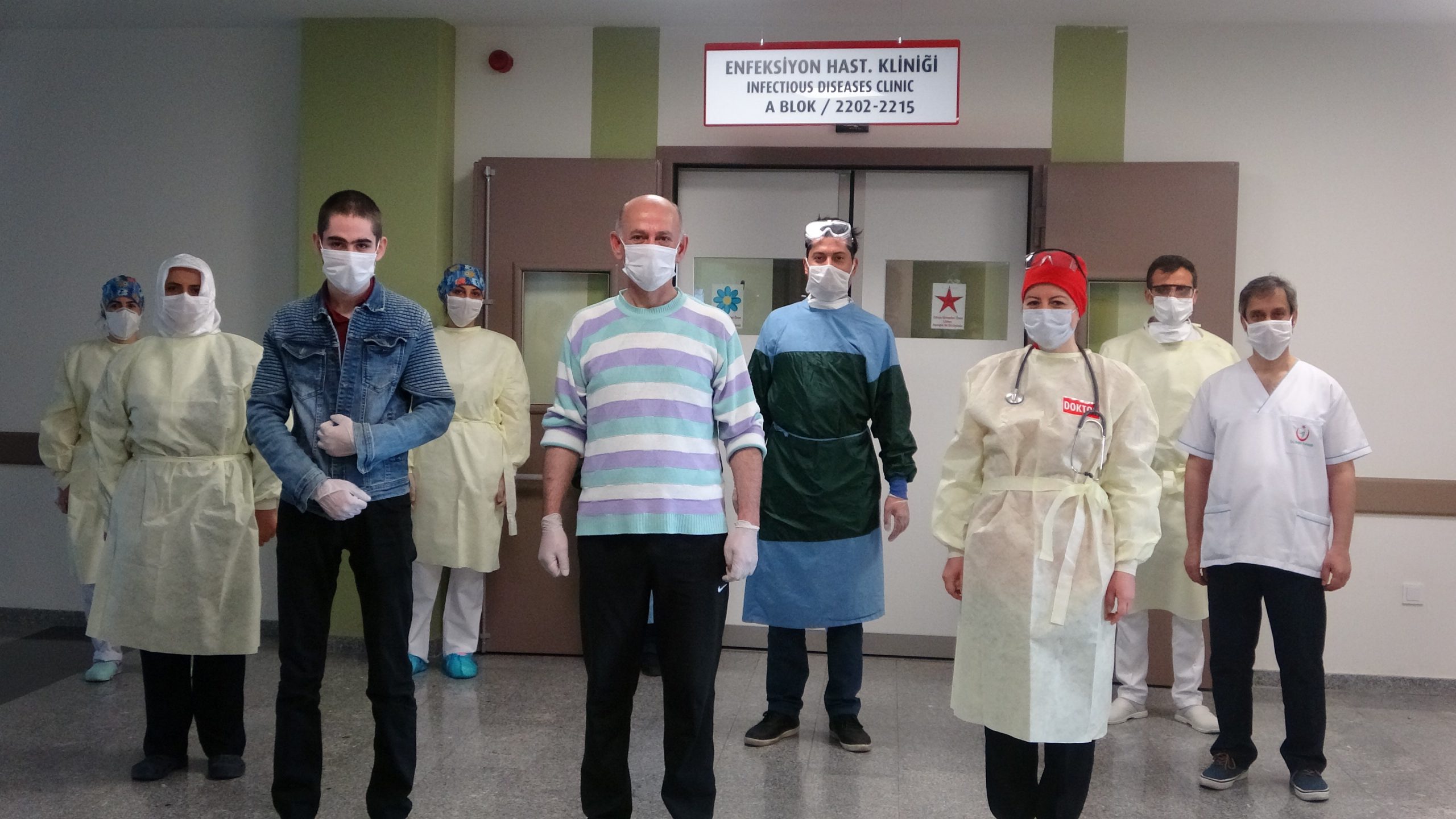 Baba ve oğlu korona virüsünü birlikte yendi