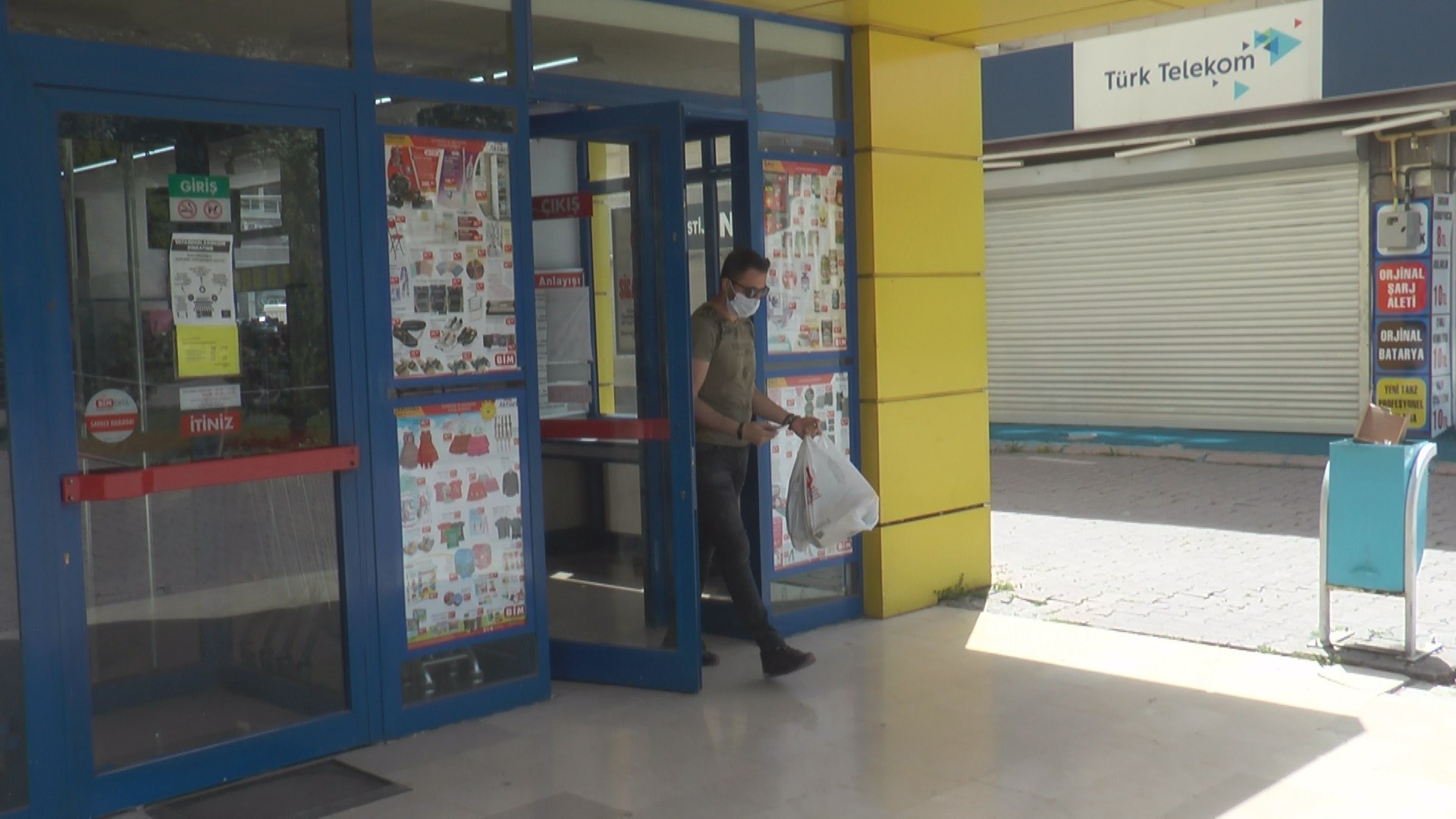 Kısıtlamanın 3. gününde vatandaşlar marketlerden alış veriş yaptı