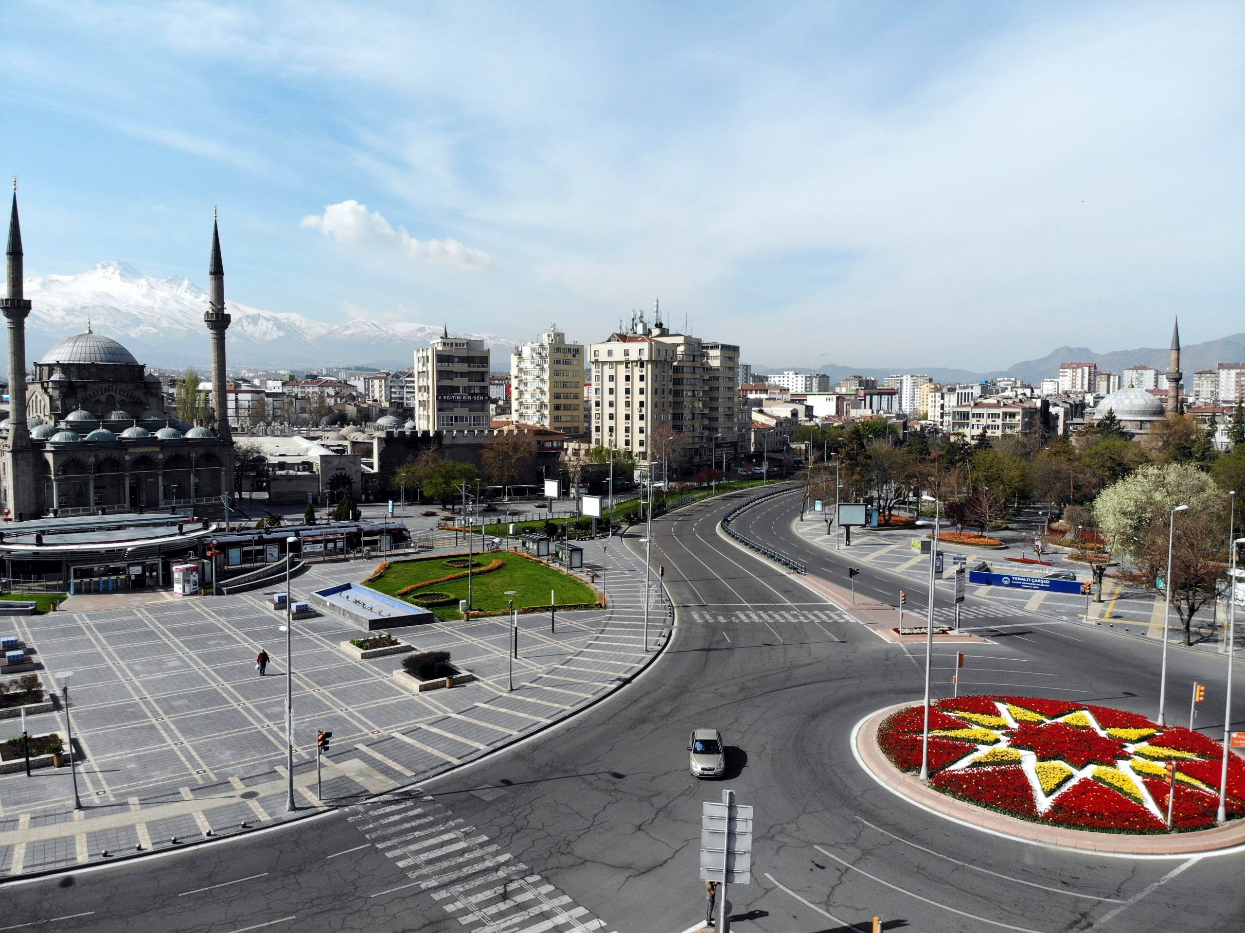 Sokağa çıkma kısıtlamasının son gününde cadde ve sokaklar boş kaldı