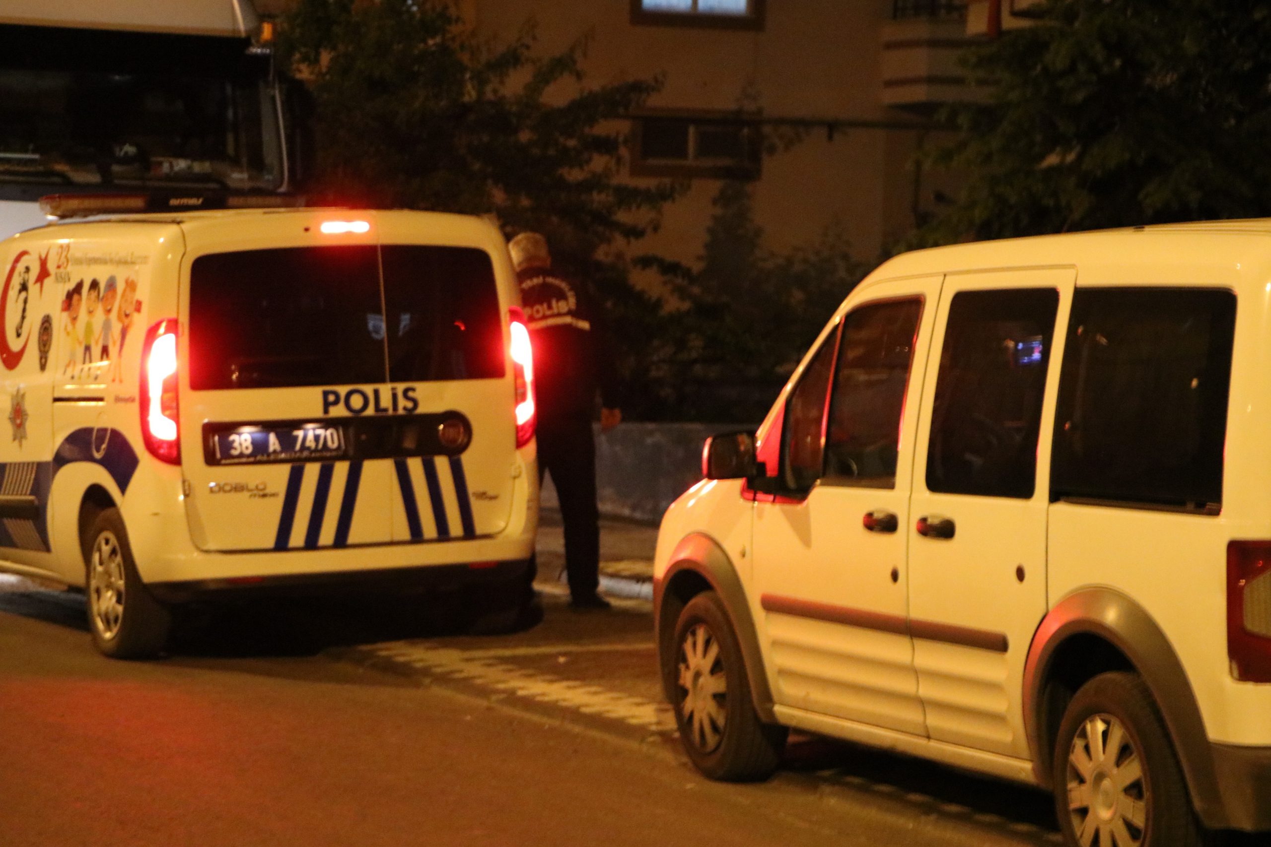 Ağabey kardeş birbirini bıçakladı