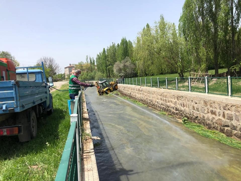 Bünyan’da dereler temizlenerek ilaçlanıyor
