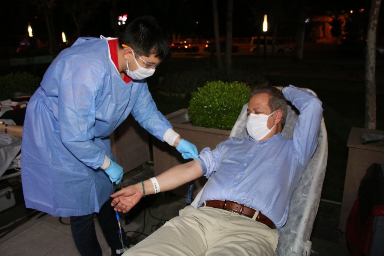 Öğretmenler kan bağışında bulunmak için birbirleriyle yarıştı