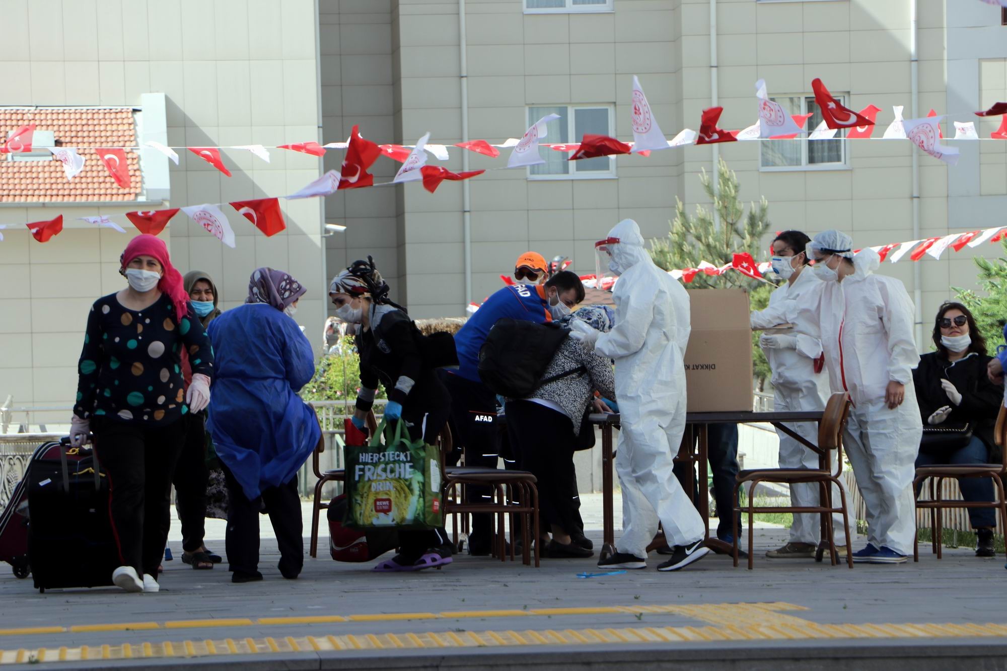 Kayseri’de karantina süresi dolan 157 kişi memleketlerine uğurlandı