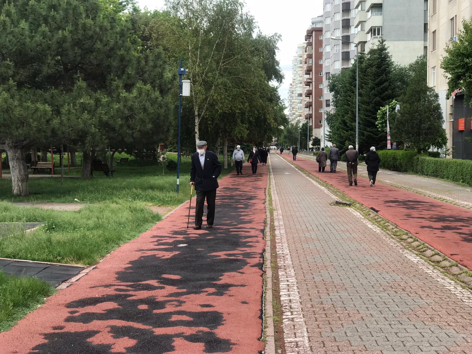 Kayseri’de 65 yaş üstü vatandaşlar, izinlerinde parklara akın etti