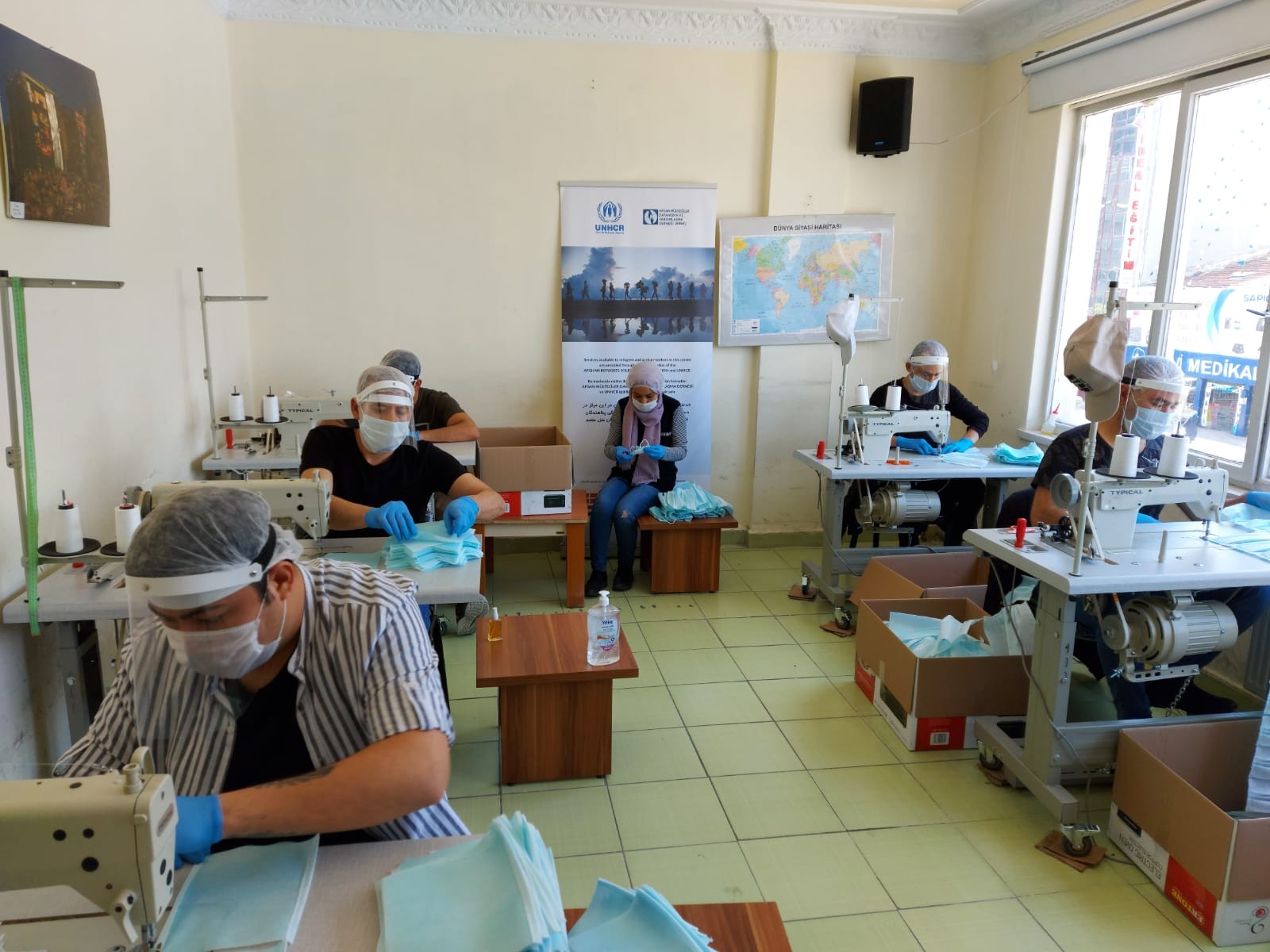Afgan sığınmacılar gönüllü olarak maske üretiyor