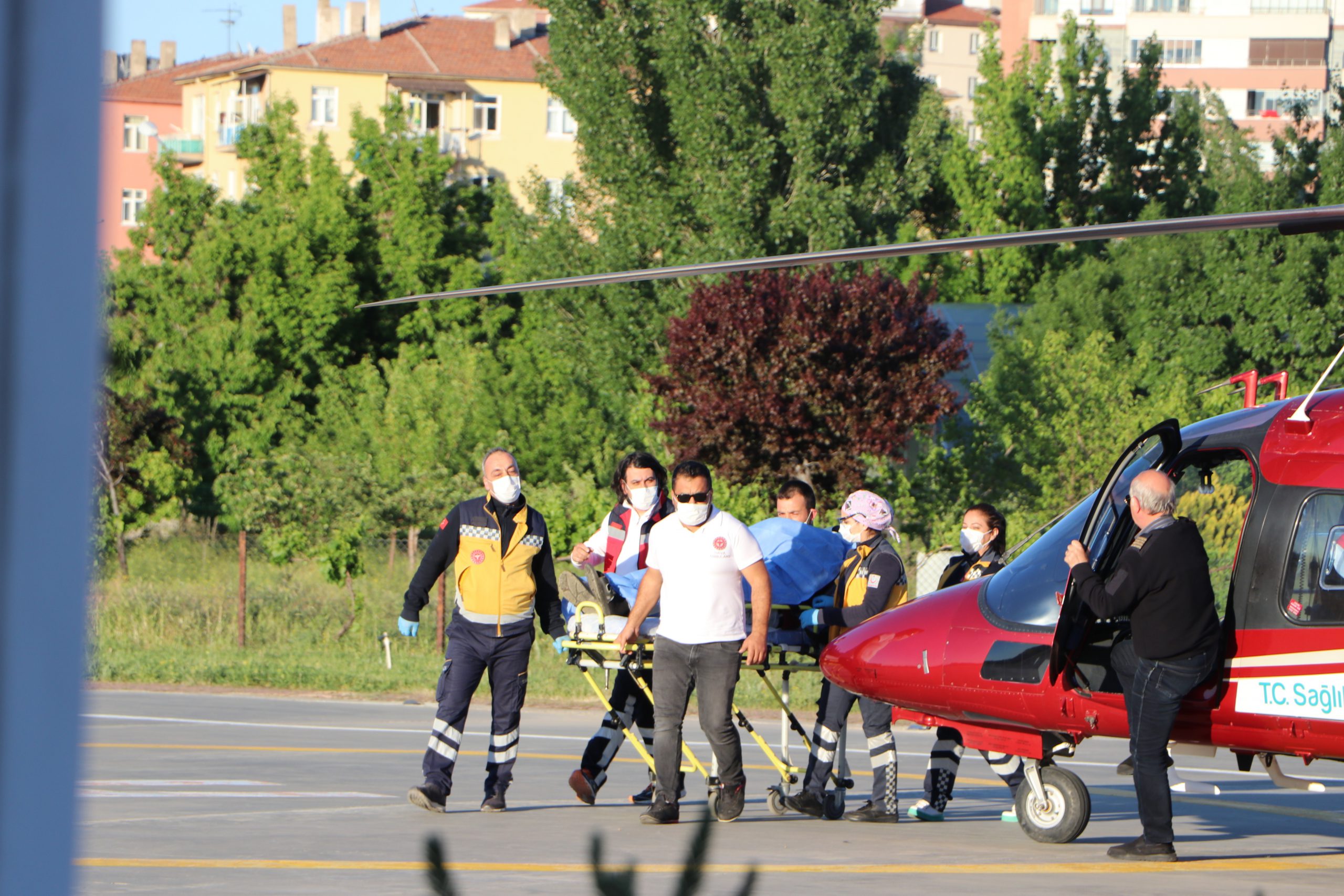 Hızarla elini kesen şahsın imdadına ambulans helikopter yetişti