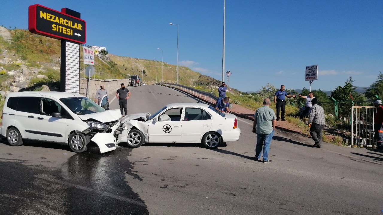 Otomobil ile hafif ticari araç kafa kafaya çarpıştı: 4 yaralı