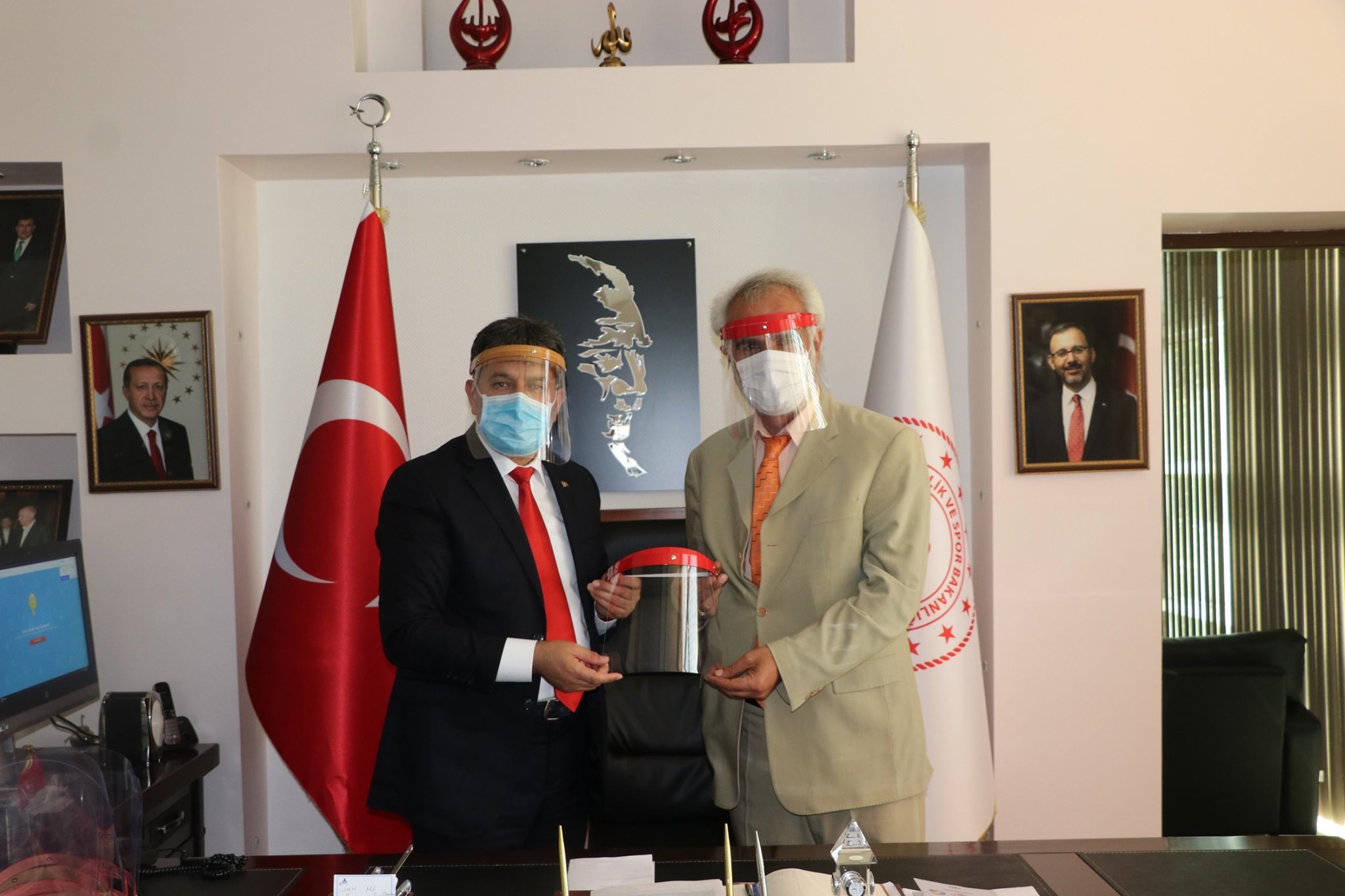 Gençlik Merkezi’nden berberler ve kuaförlere 600 siperlik maske